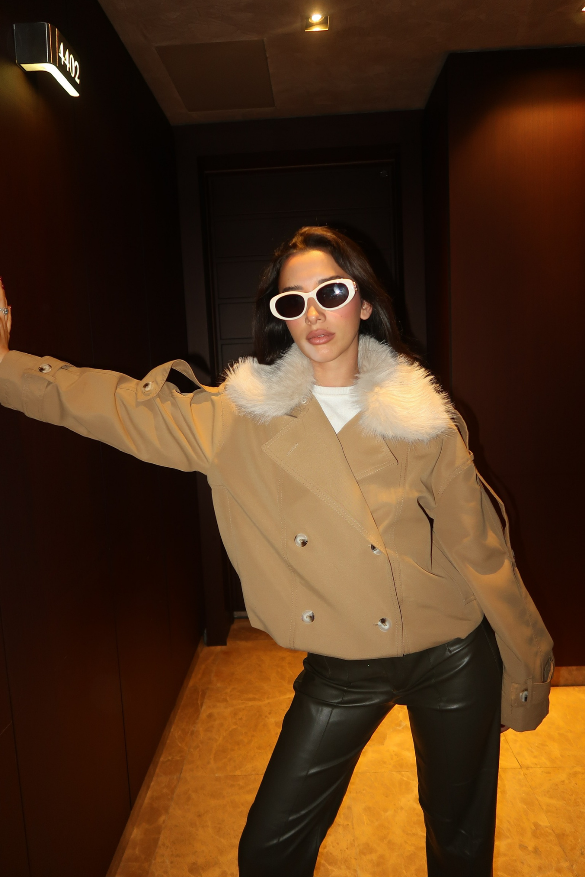 YAKASI KÜRKLÜ KISA TRENCH - Bej