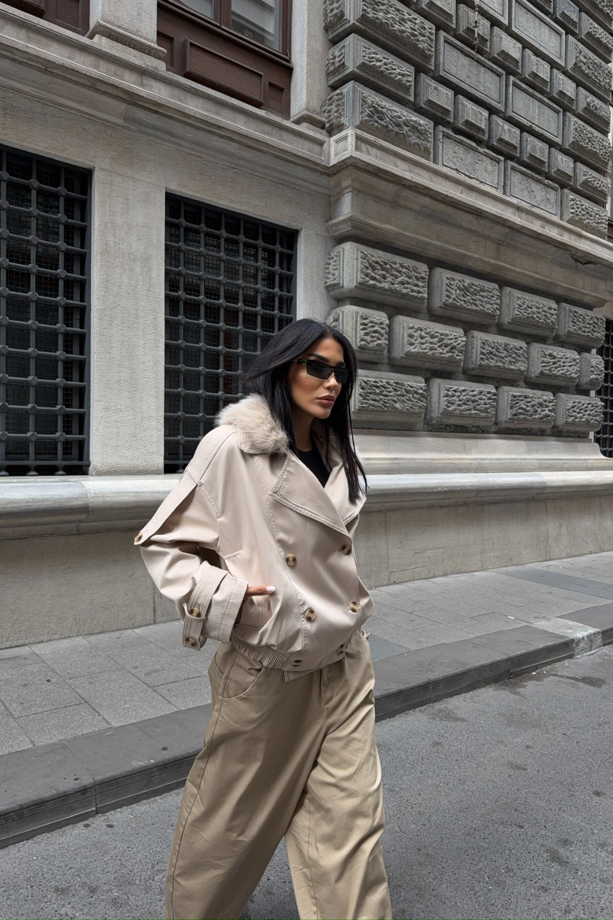 YAKASI KÜRKLÜ KISA TRENCH - Bej
