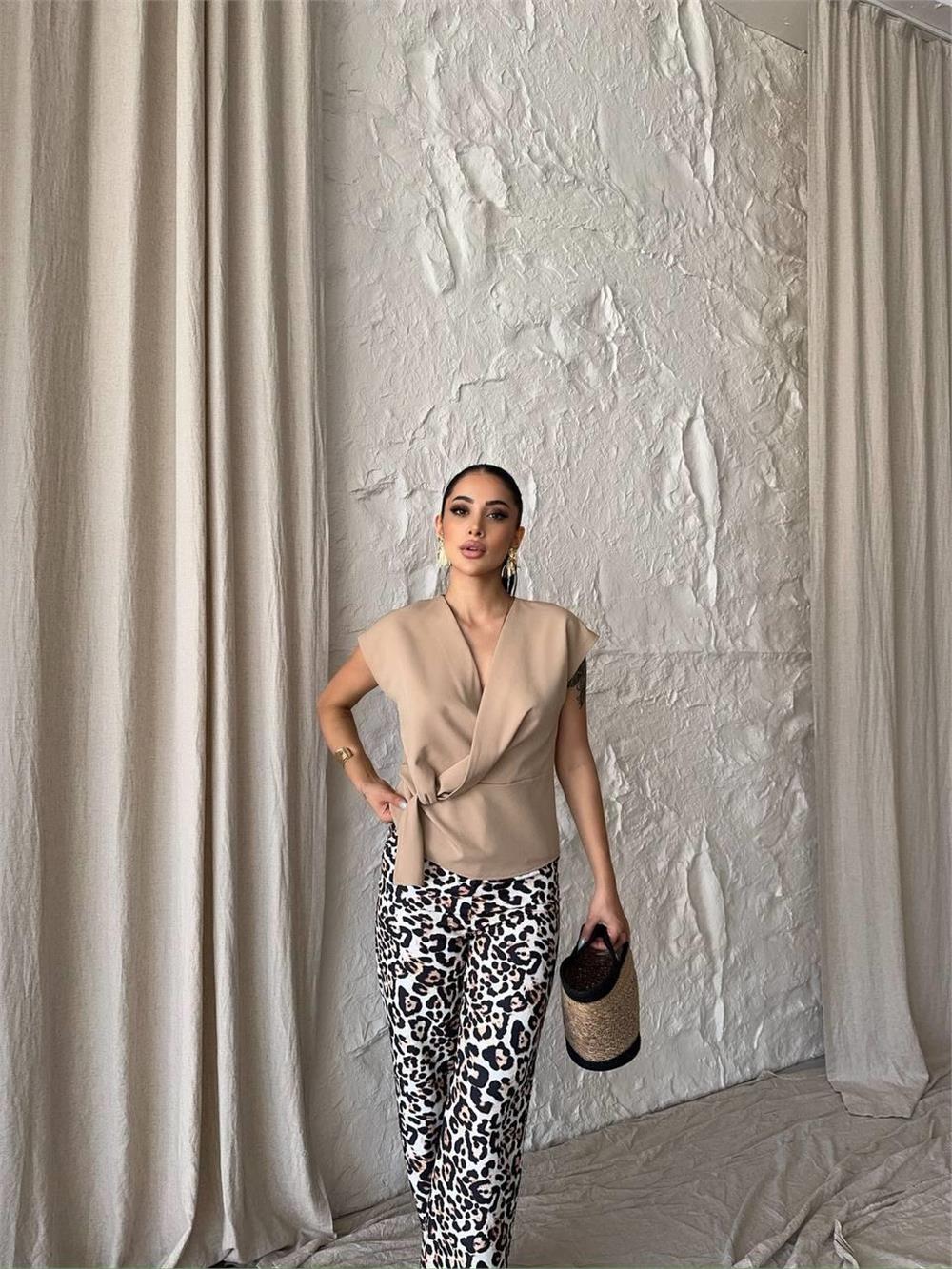 YANDAN BAĞLAMA DETAYLI KOLSUZ BLUZ - Bej