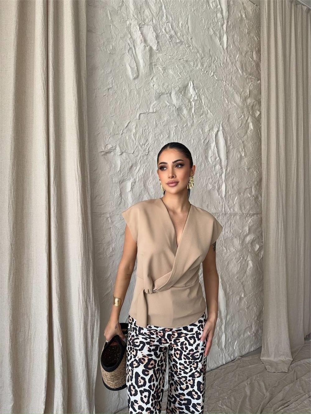 YANDAN BAĞLAMA DETAYLI KOLSUZ BLUZ - Bej