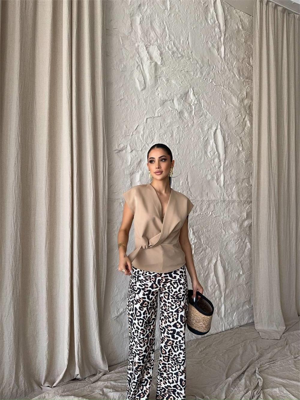 YANDAN BAĞLAMA DETAYLI KOLSUZ BLUZ - Bej