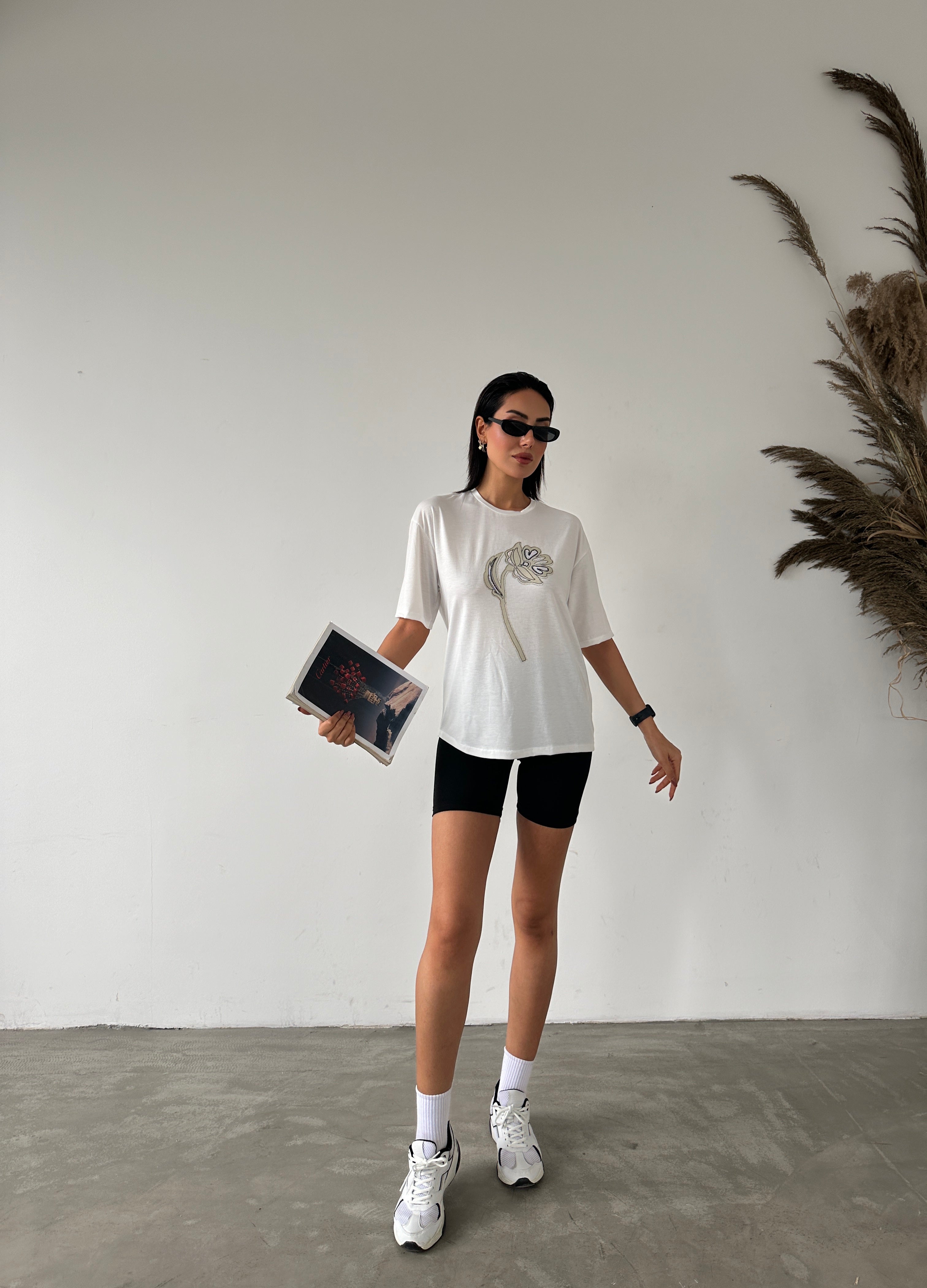 Çiçekli Taş Detaylı T-shirt