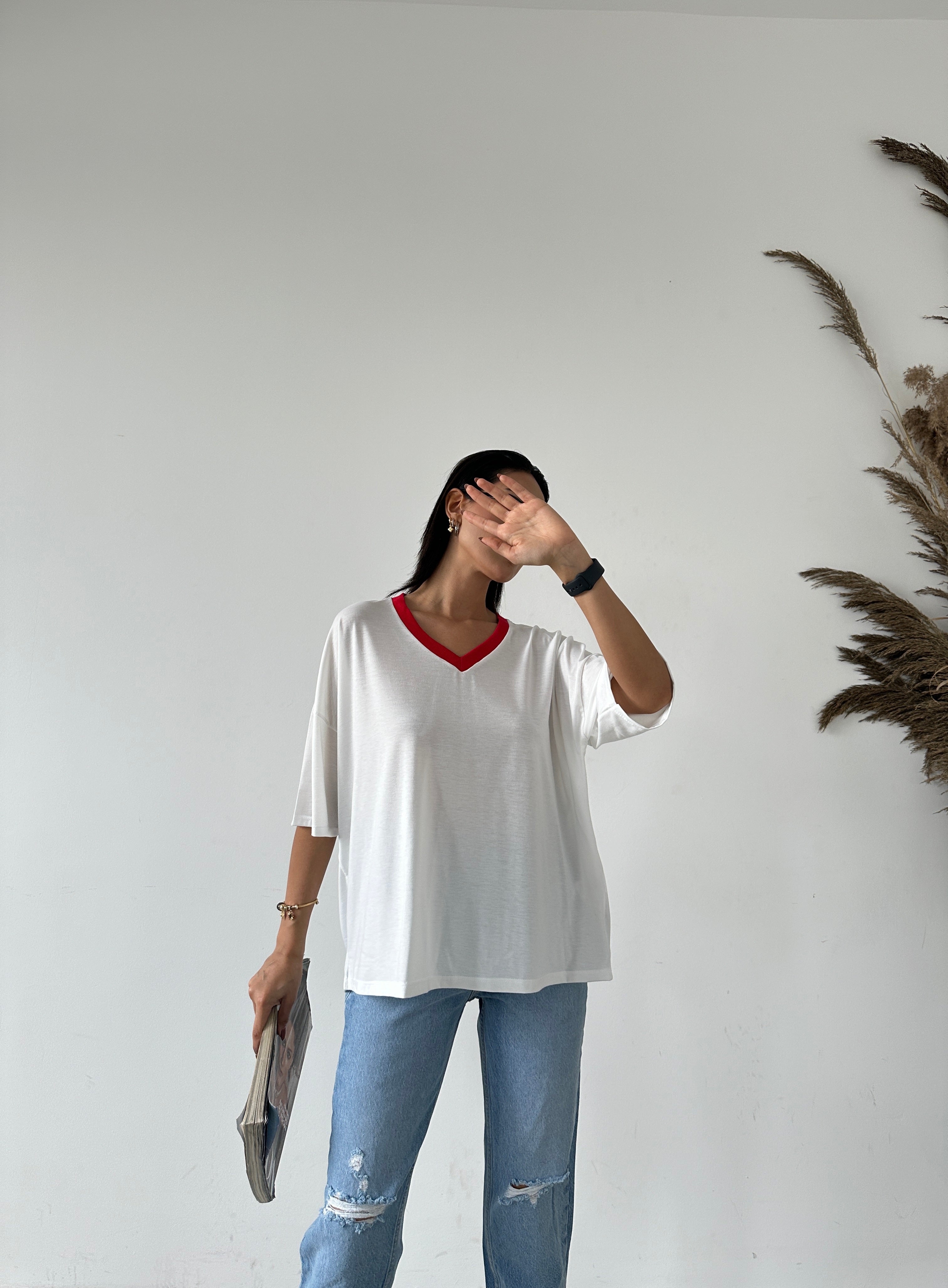 Yakası Renkli V Yaka Basic T-shirt