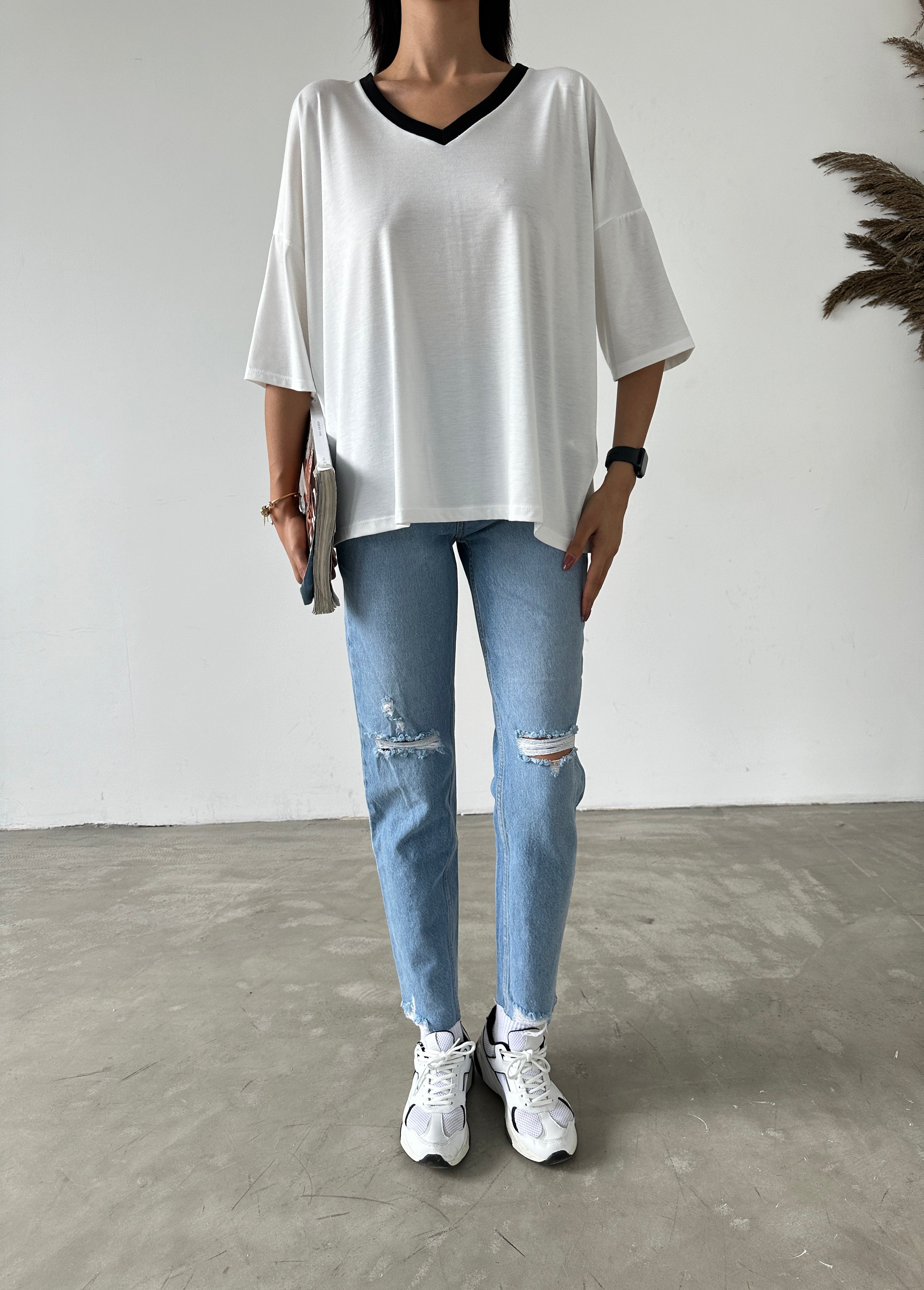 Yakası Renkli V Yaka Basic T-shirt