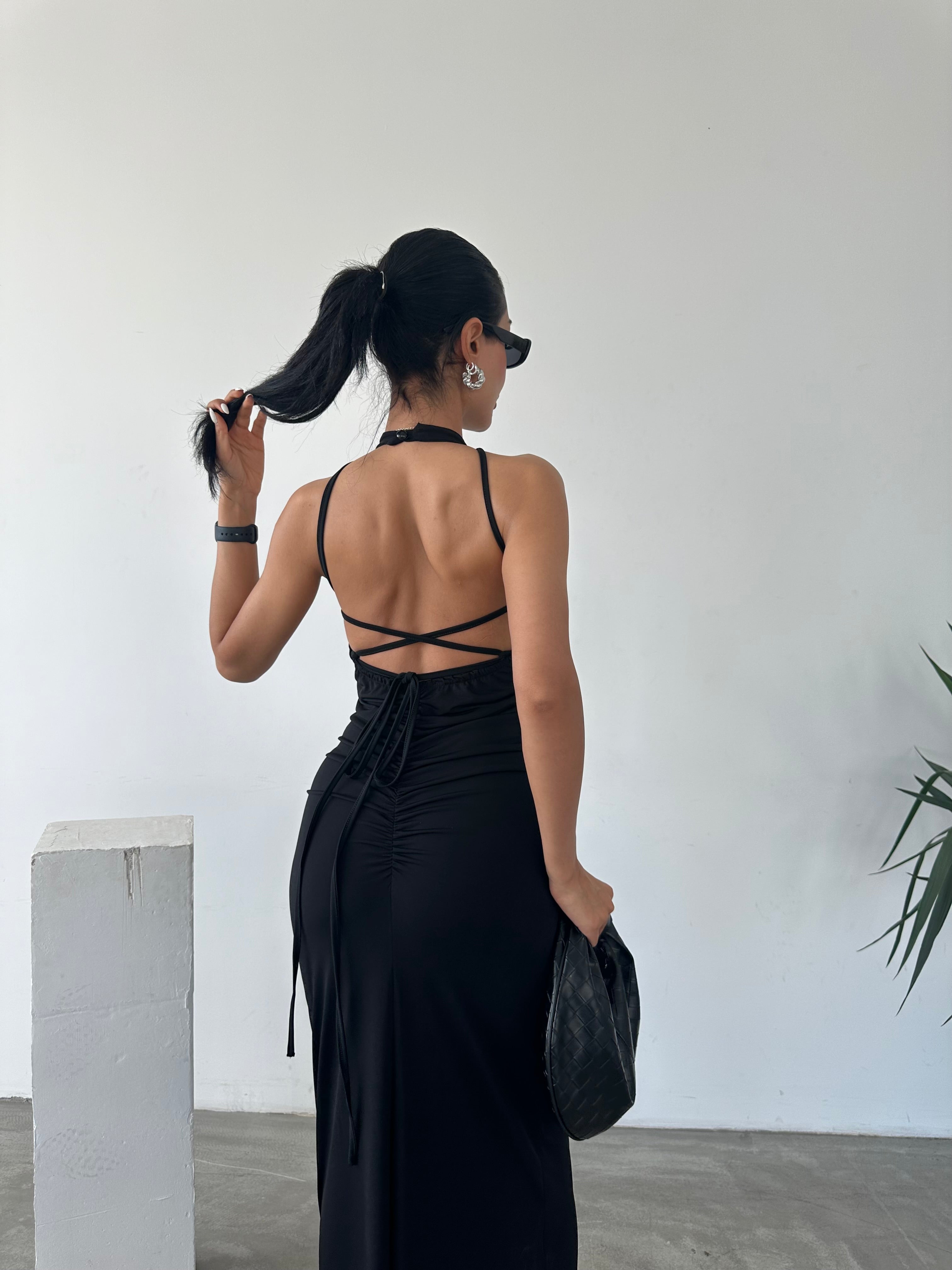 Halter Yaka Sırtı Bağcık Detaylı Büzgülü Sandy Elbise