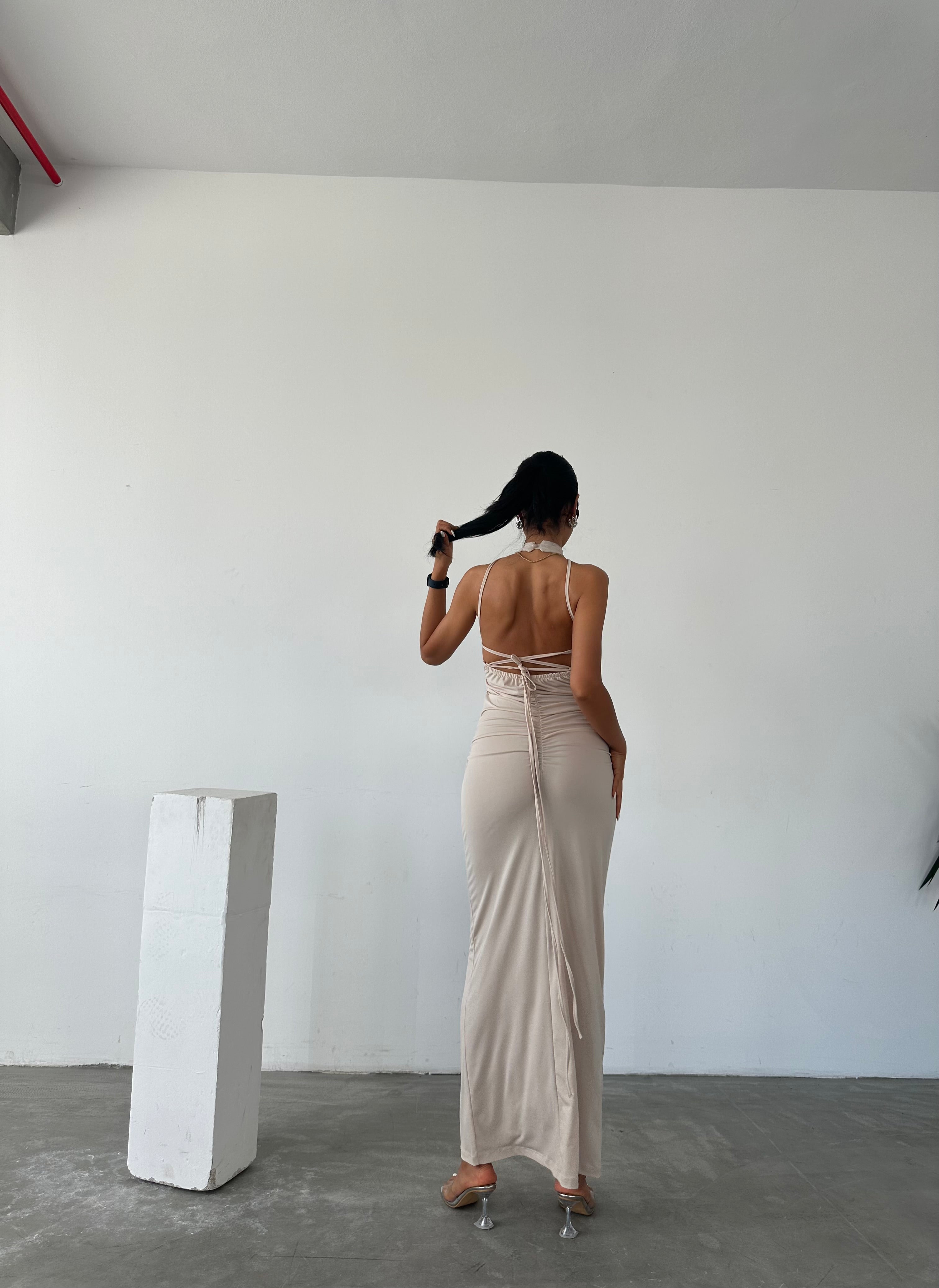 Halter Yaka Sırtı Bağcık Detaylı Büzgülü Sandy Elbise