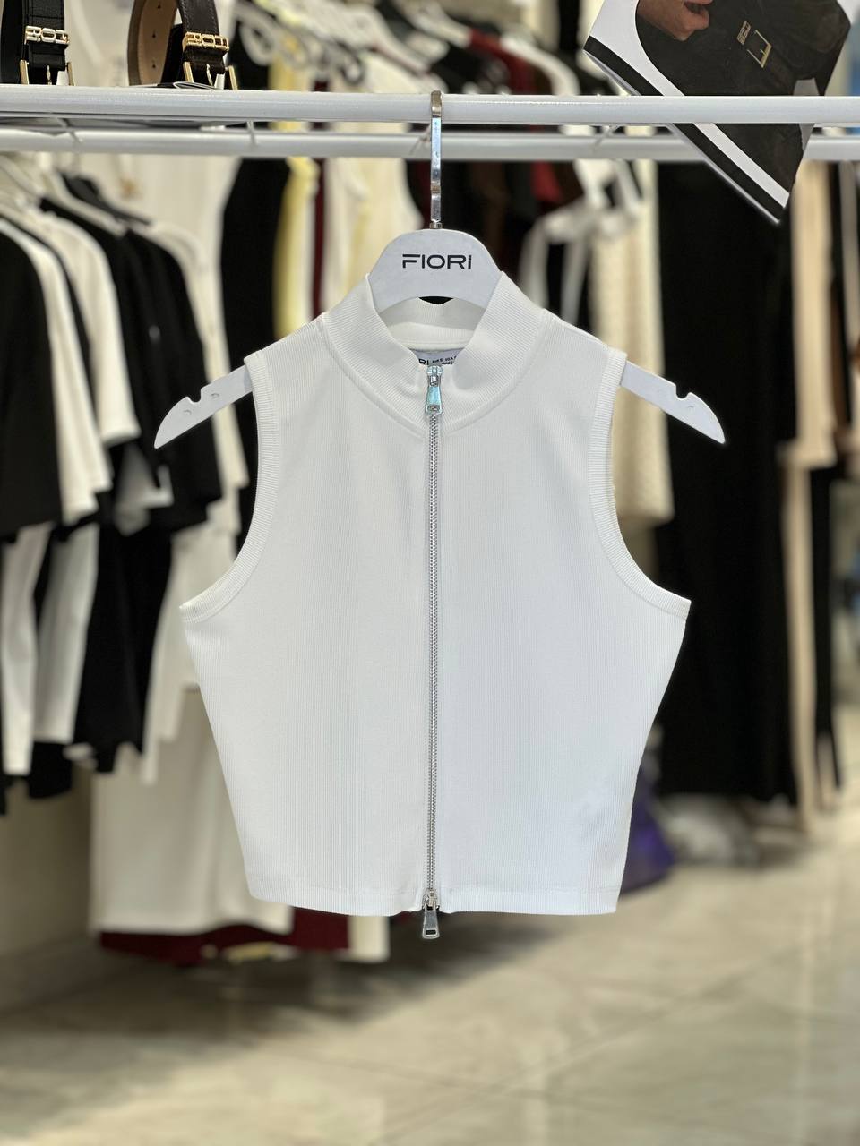 Beyaz Crop Top Zarif Dar Kalıp Balıkçı Yaka
