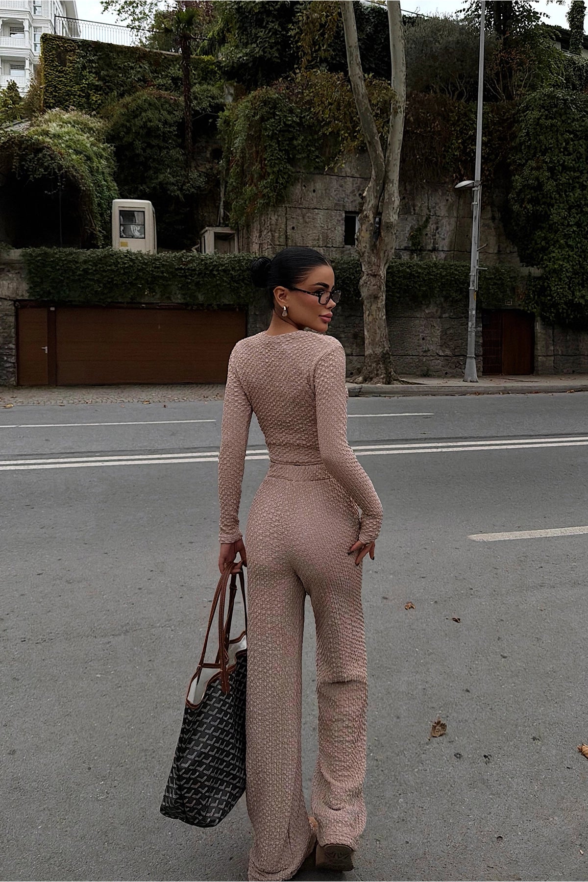 Bej Pantolonlu Takım