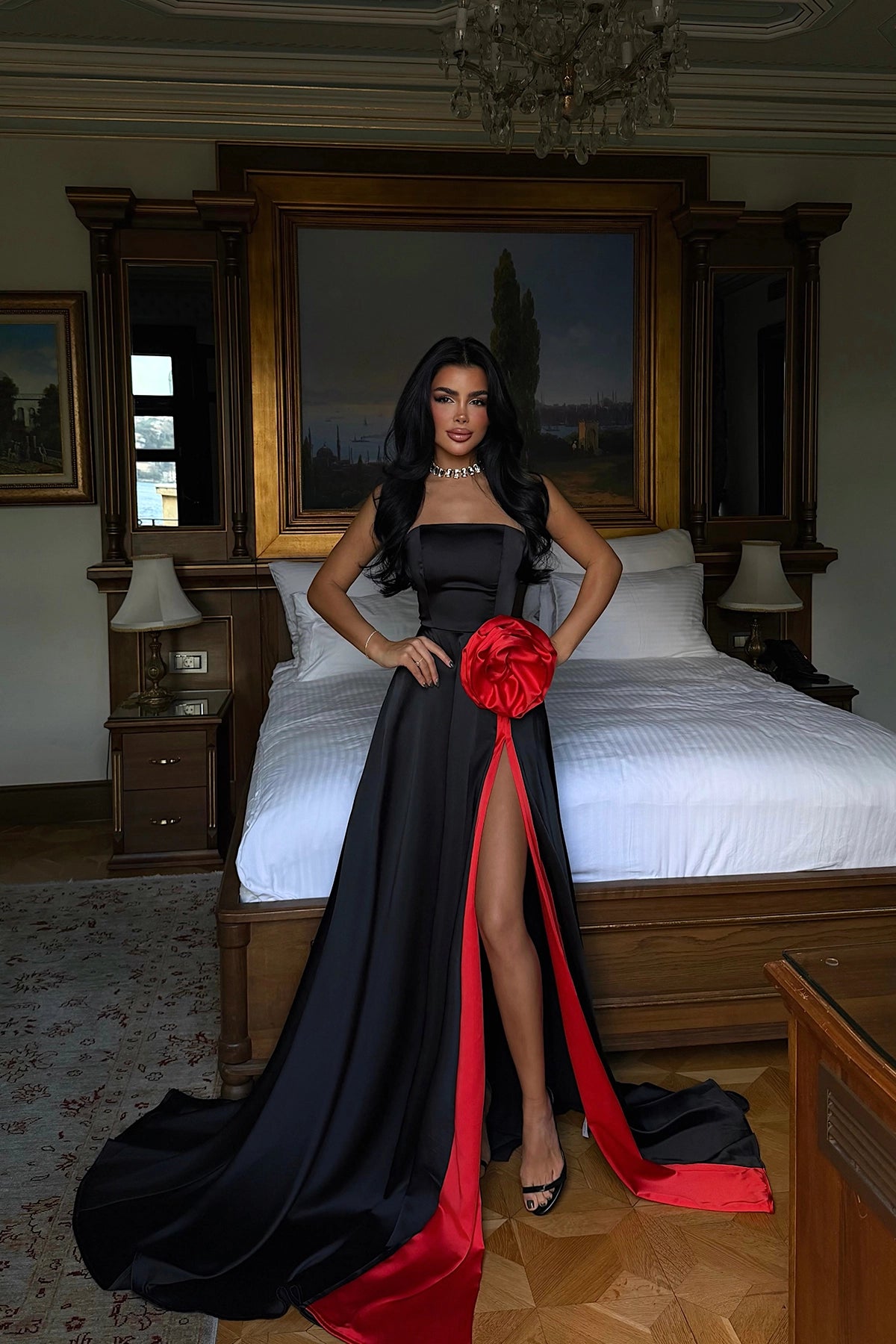 Siyah Roseline Gül Detaylı Yırtmaçlı Abiye XS