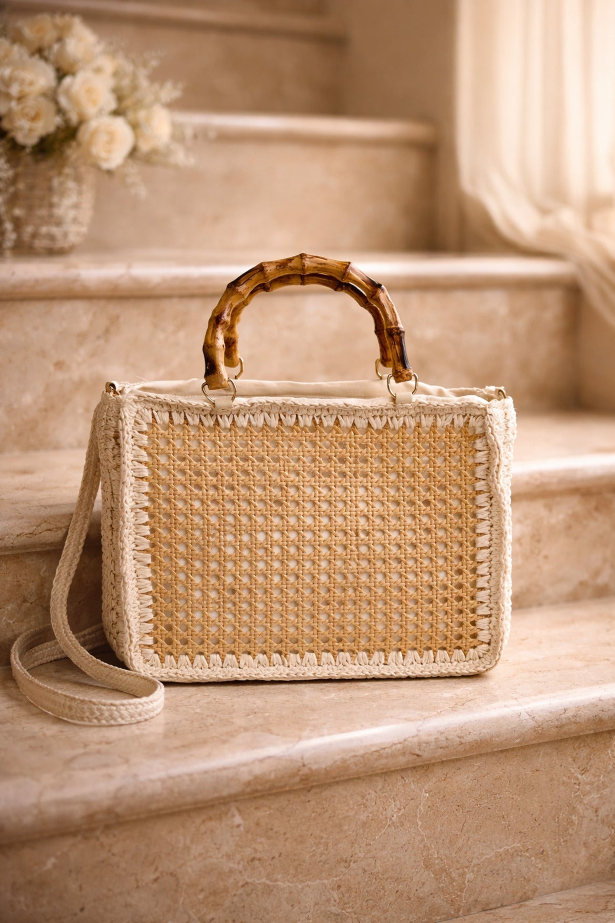 El Yapımı Rattan Örgü Çanta – Bambu Kulplu Doğal Yazlık Model 26x33 Cm CNT1046