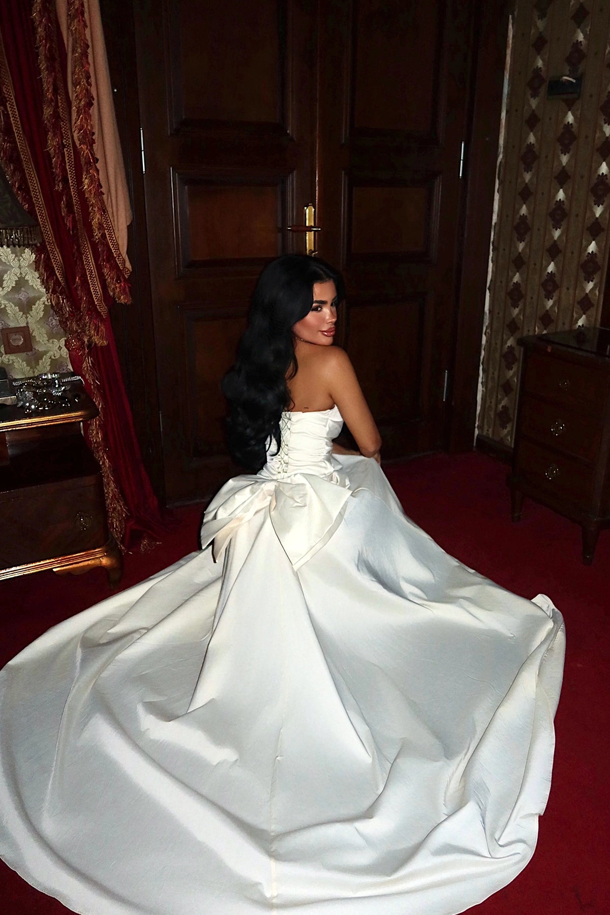 Beyaz Lilou Fiyonk Detaylı Abiye