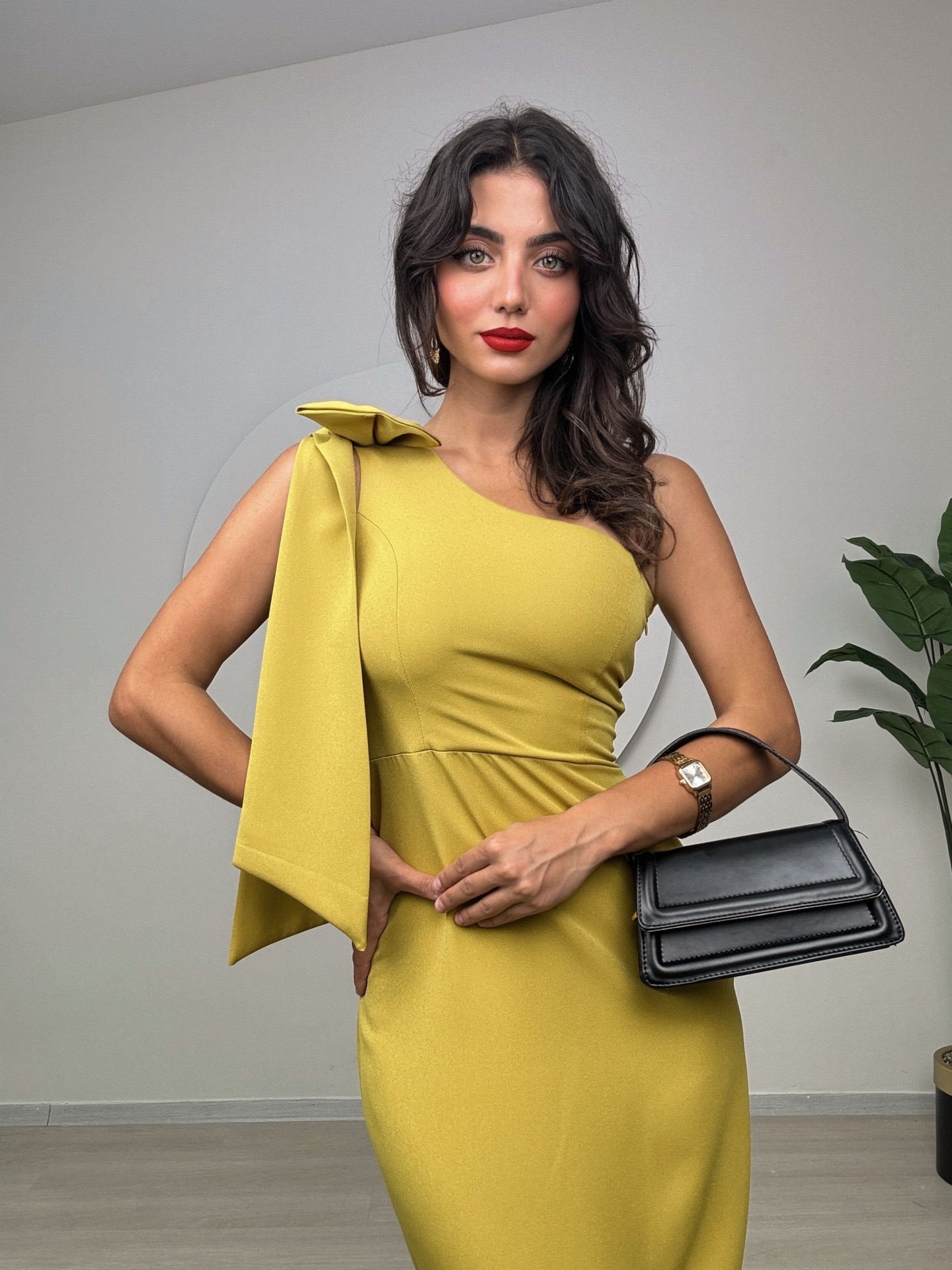 2136 TEK OMUZ FİYONKLU ELBİSE