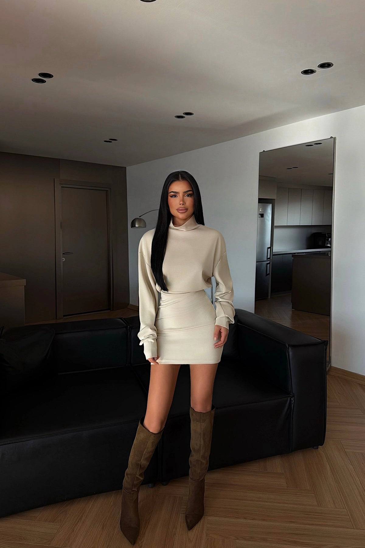 Krem Boğazlı Mini Elbise