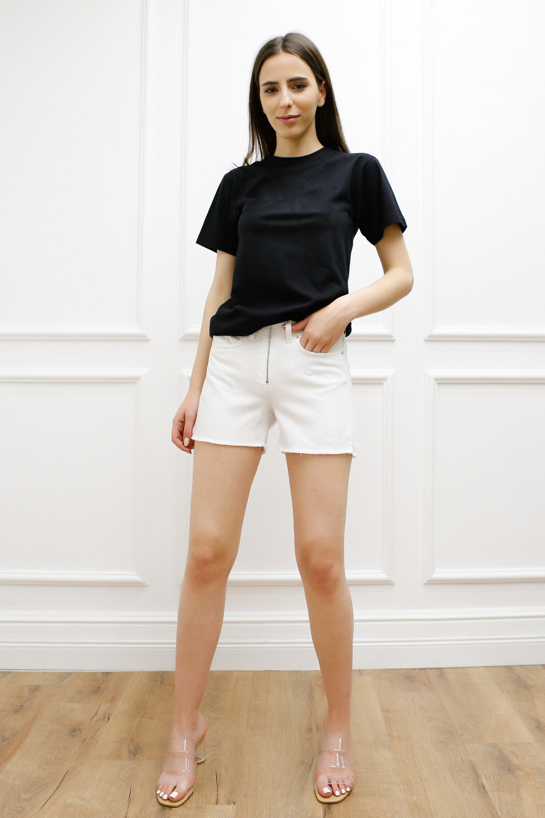 Önü Fermuarlı Kot Şort Beyaz