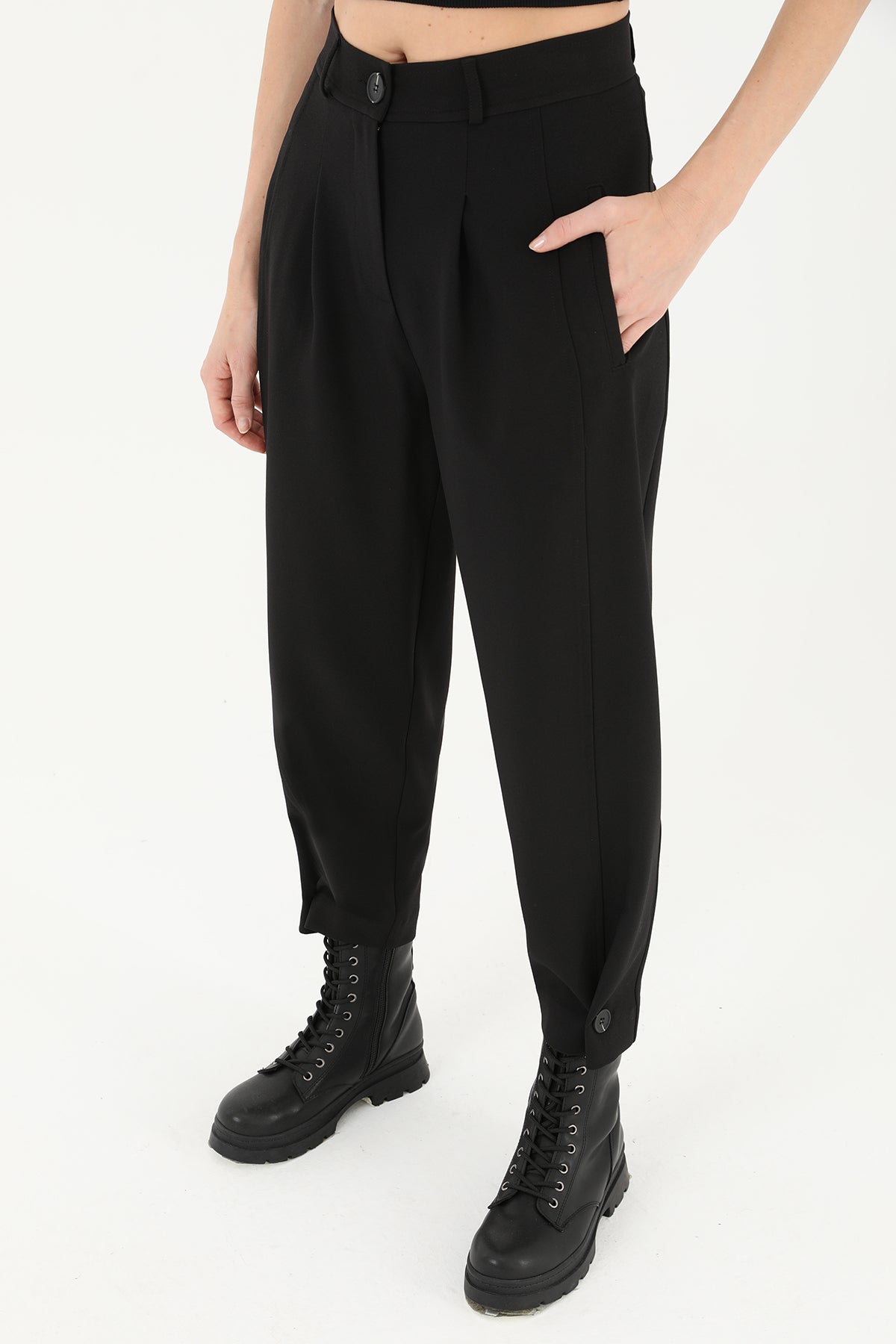 Kadın Önden Pleli Paçası Düğmeli Pantolon  - 18123PNT