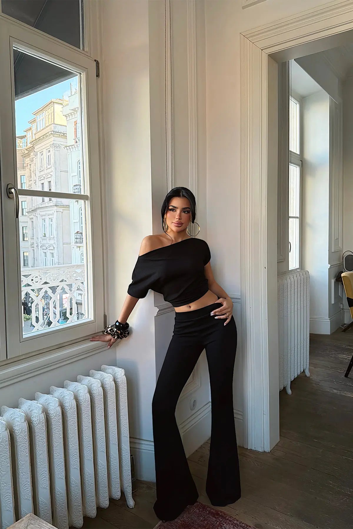Siyah Pantolonlu Takım