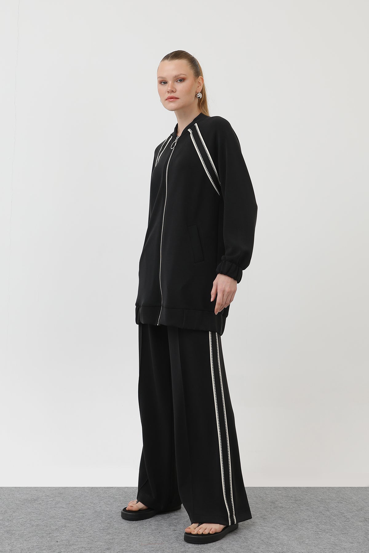Kadın Fermuarlı Omuzu Hazır Şerit Detaylı Pantolonlu Takım - 14290TKS - BLACK