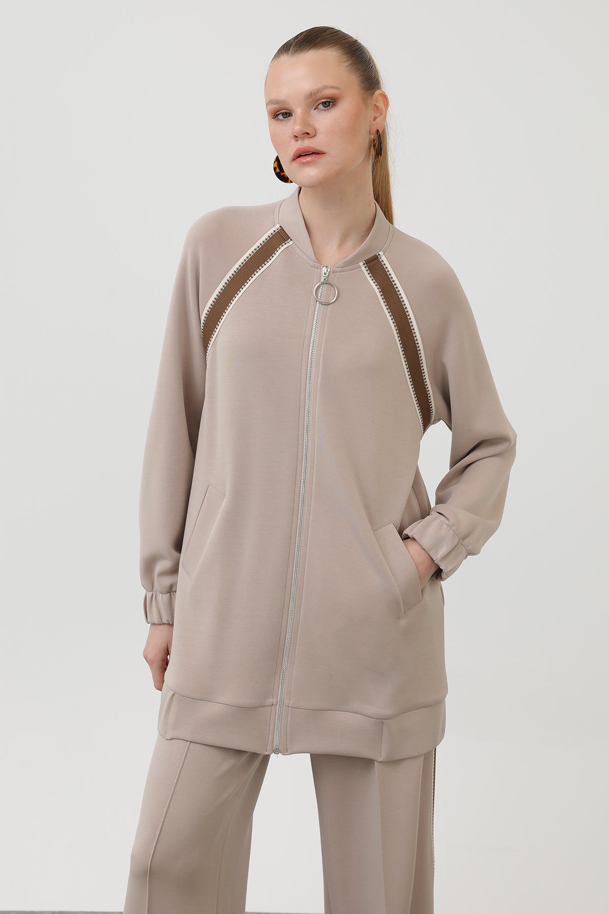 Kadın Fermuarlı Omuzu Hazır Şerit Detaylı Pantolonlu Takım - 14290TKS - BEIGE