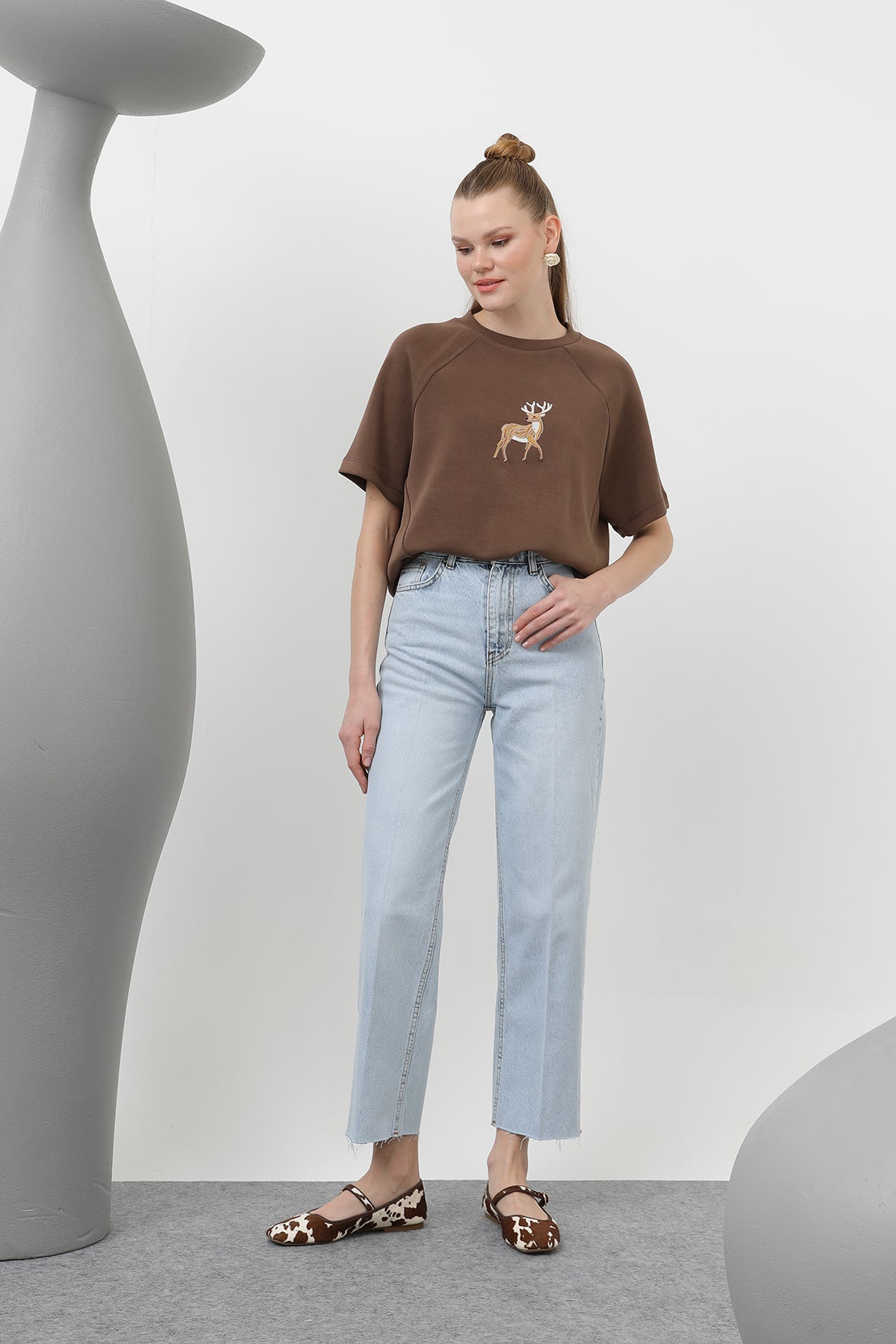 Kadın Ön Geyik Nakışlı Tshirt - 32119TSH - BROWN