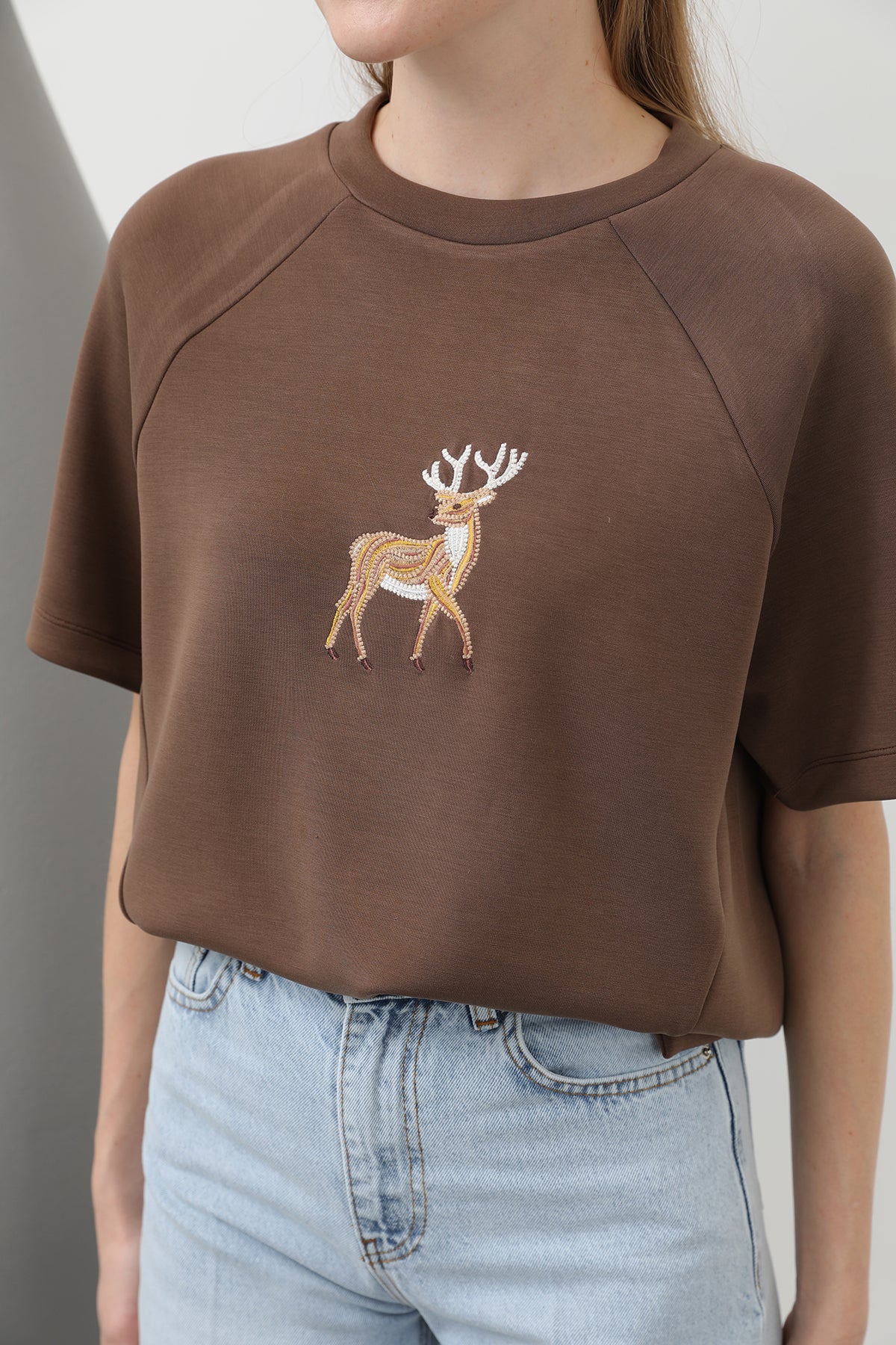 Kadın Ön Geyik Nakışlı Tshirt - 32119TSH