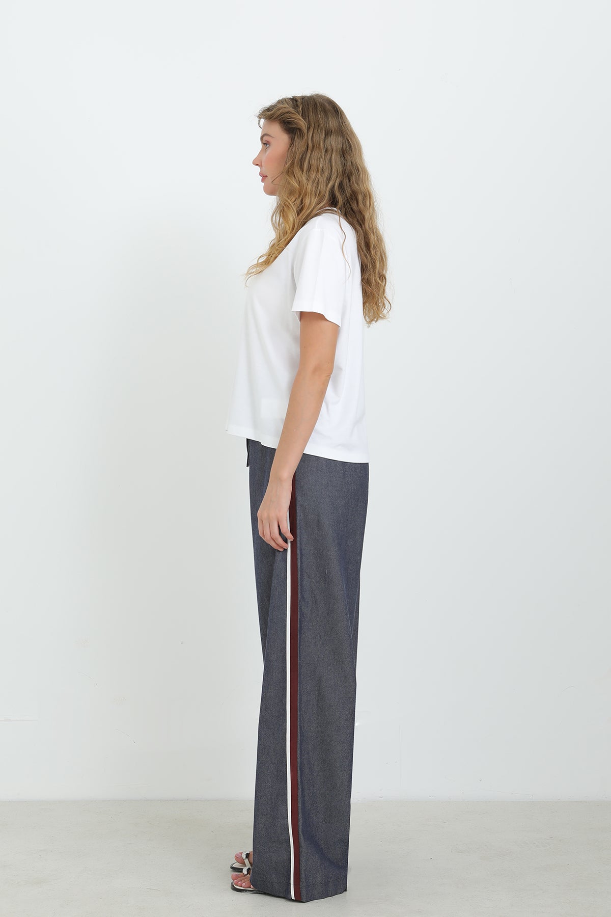 Kadın Üçgen Yakalı Basic Tshirt -32225TSH