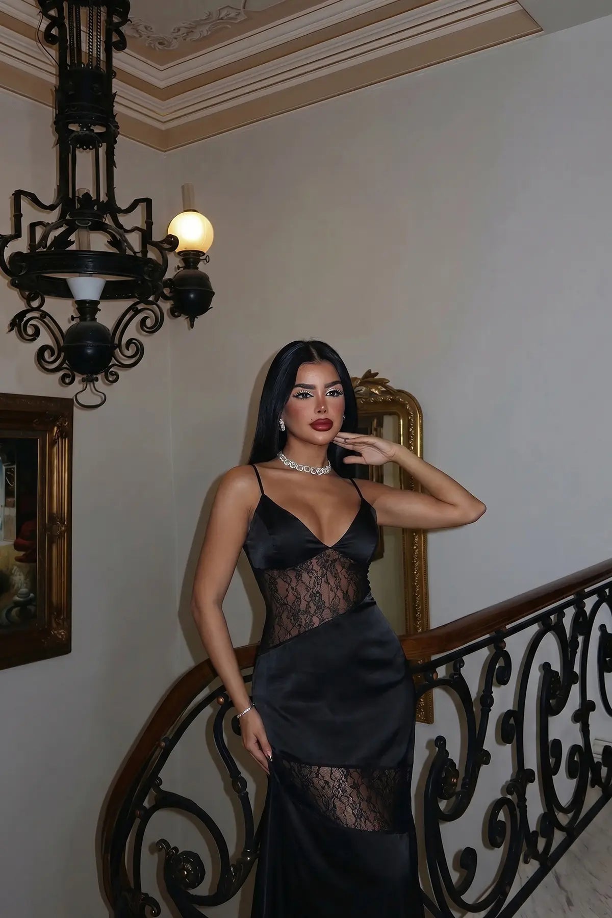 Siyah Dantel Detay Askılı Uzun Elbise