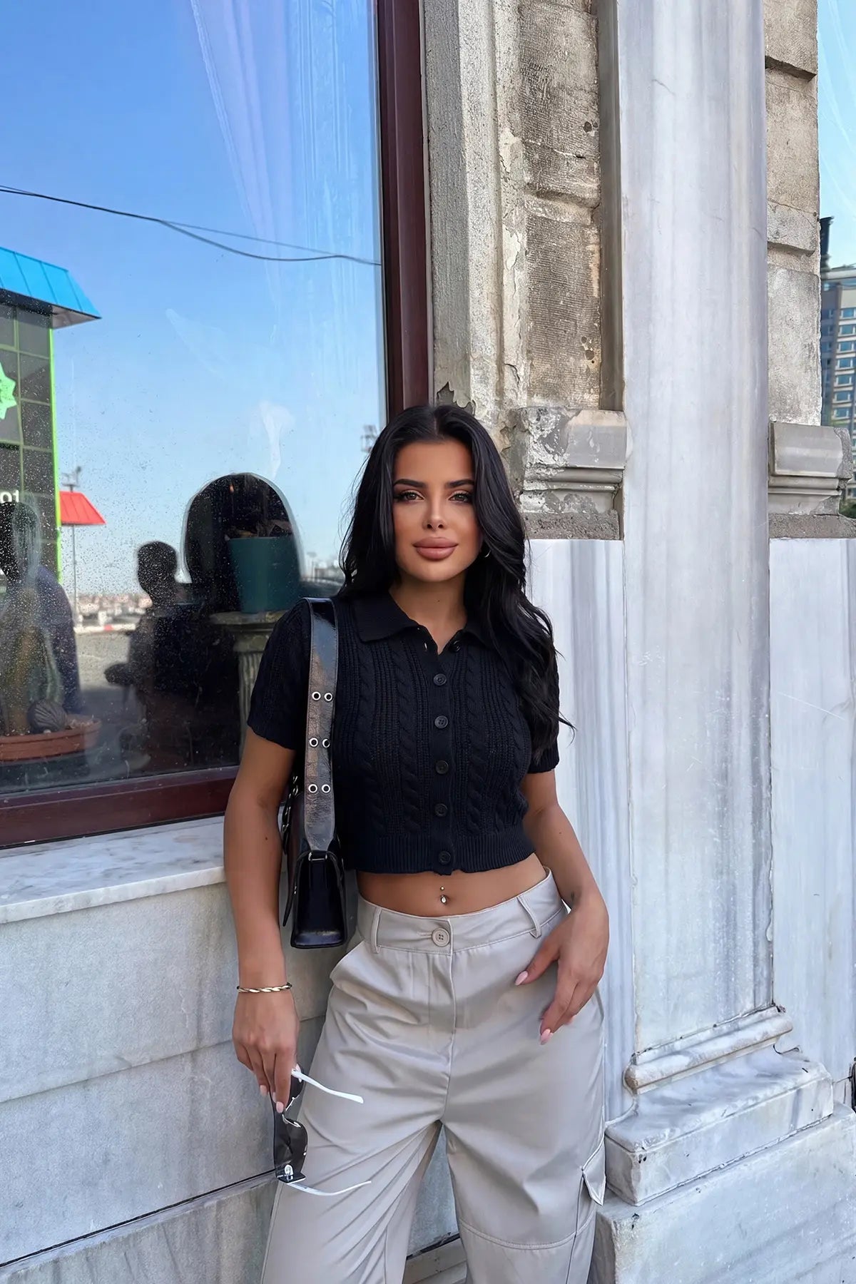 Siyah Düğme Detay Crop Hırka