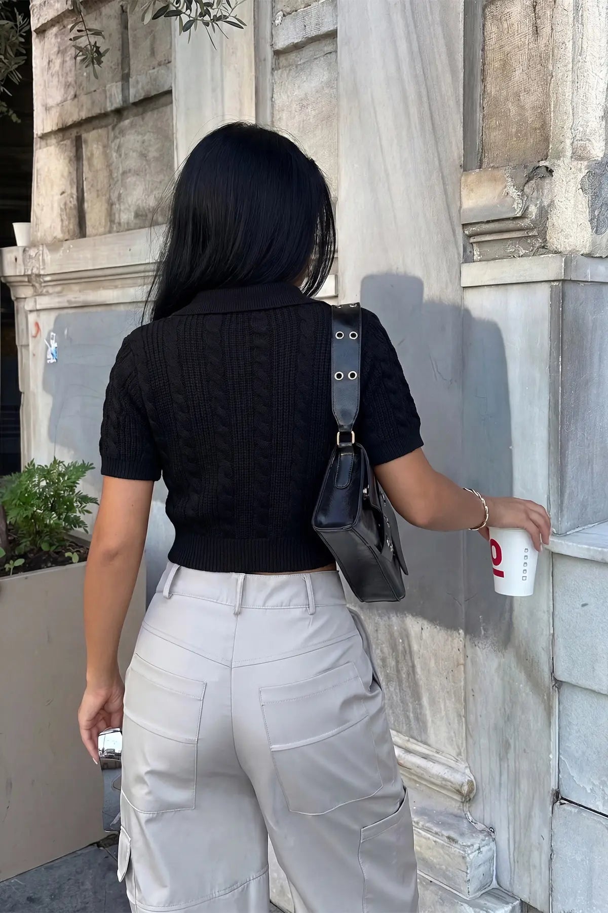 Siyah Düğme Detay Crop Hırka