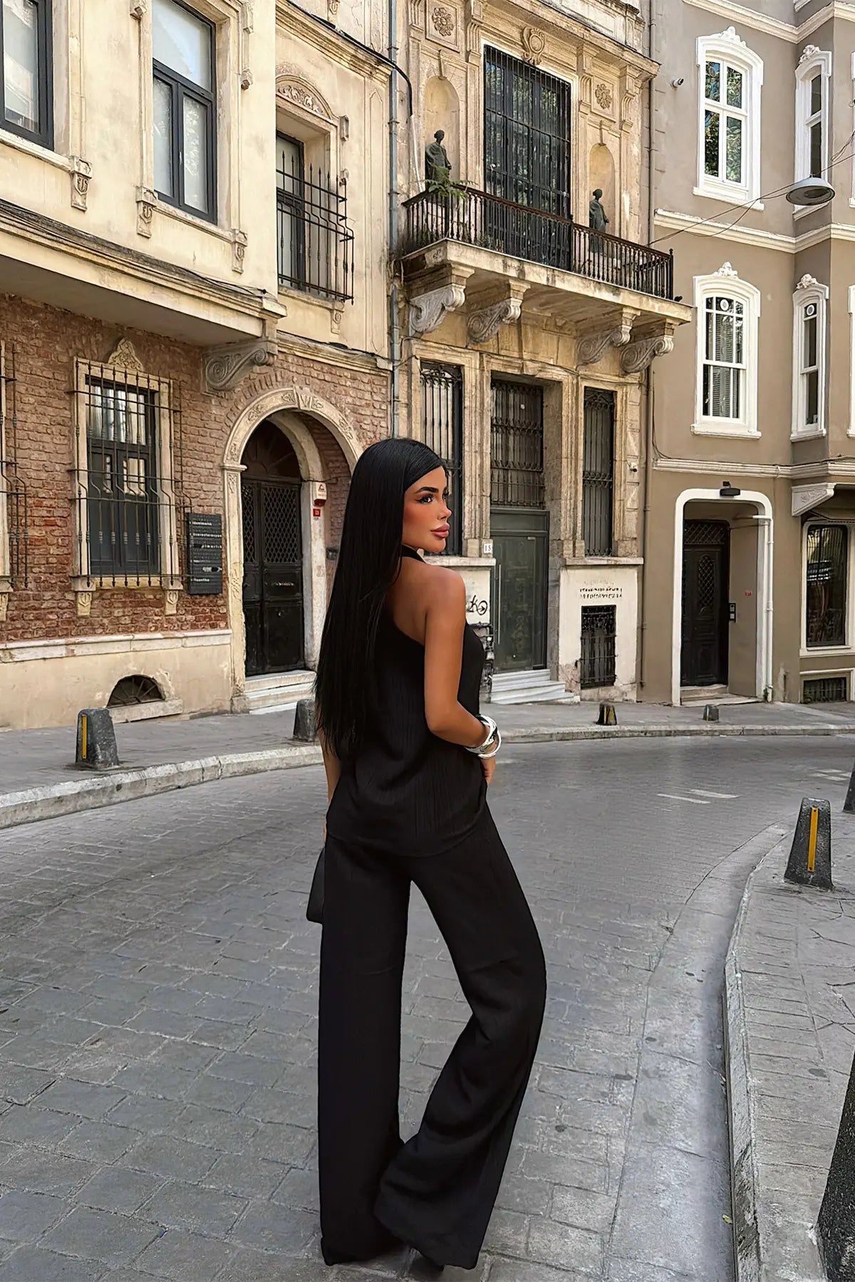 Siyah Pantolonlu Takım