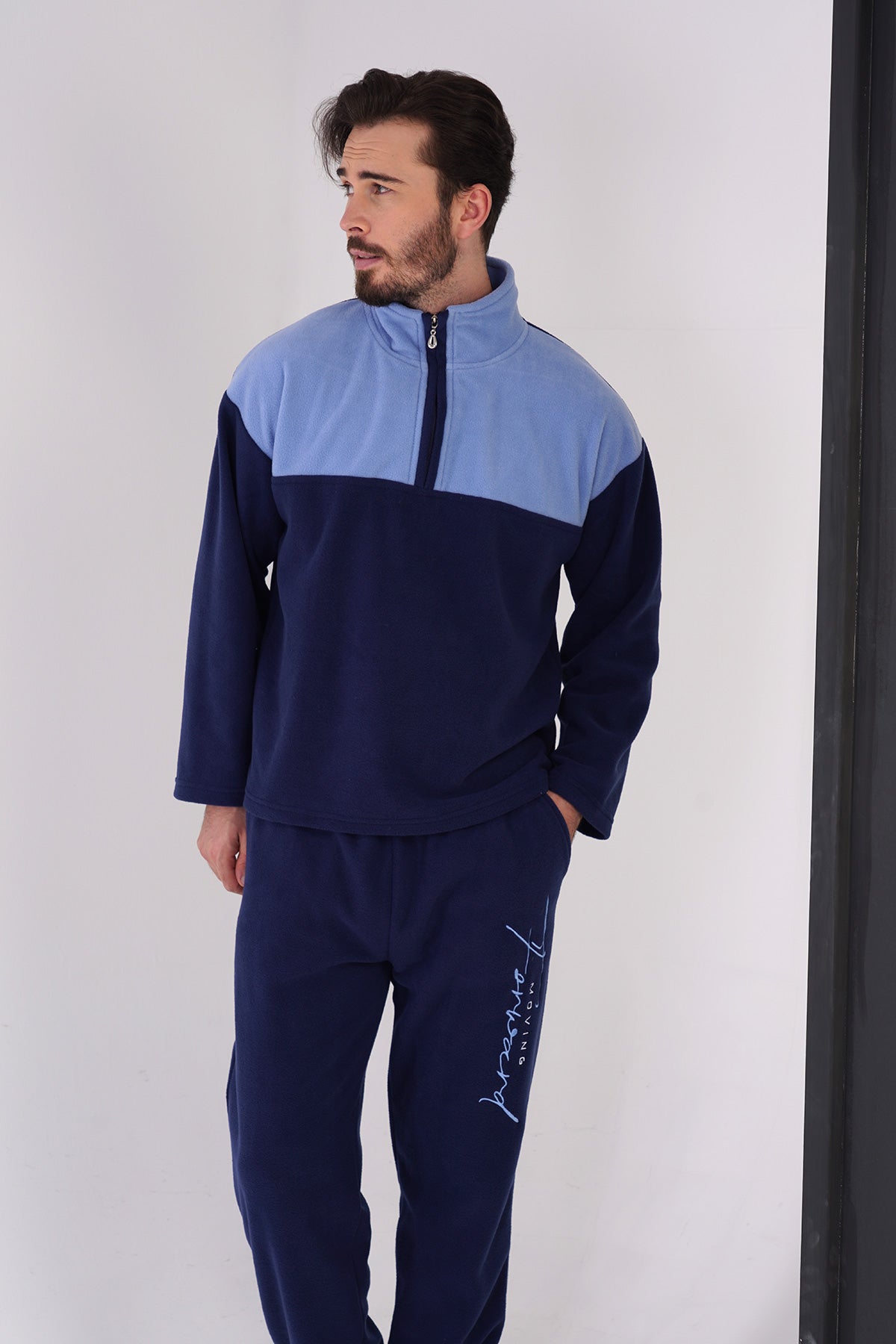 CEPLI ERKEK POLAR YAKALI DUSUK OMUZLU UZUN KOL MANSETLI PIJAMA TAKIM