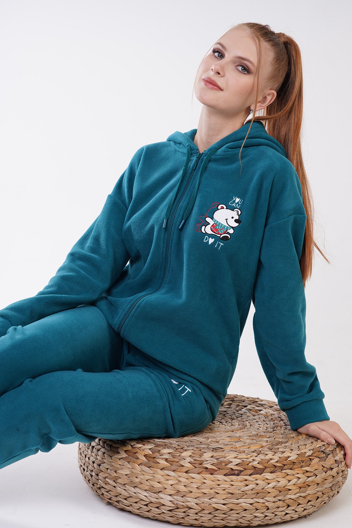 KADIN POLAR KAPSONLU DUSUK OMUZLU FERMUARLI UZUN KOL MANSETLI CEPLI PIJAMA TAKIM