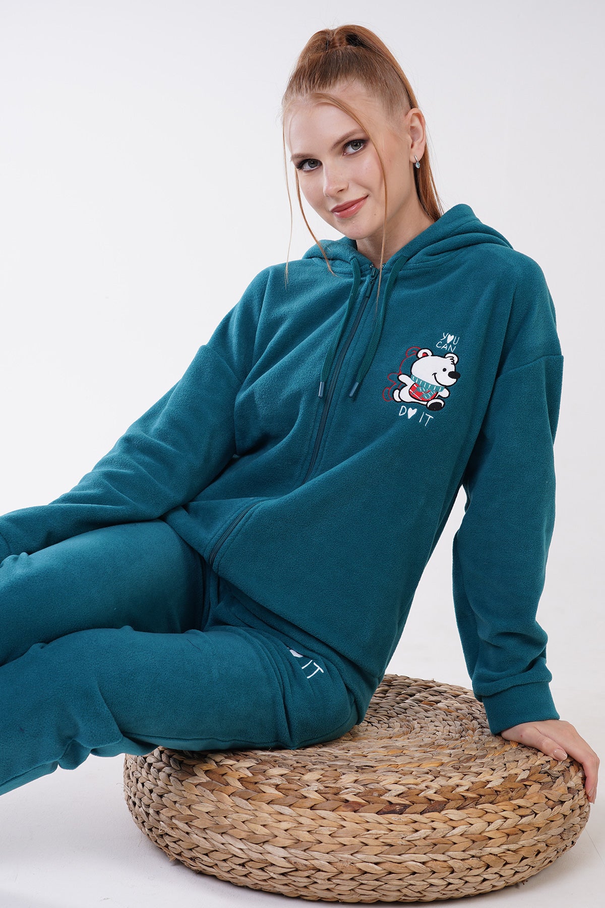 KADIN POLAR KAPSONLU DUSUK OMUZLU FERMUARLI UZUN KOL MANSETLI CEPLI PIJAMA TAKIM