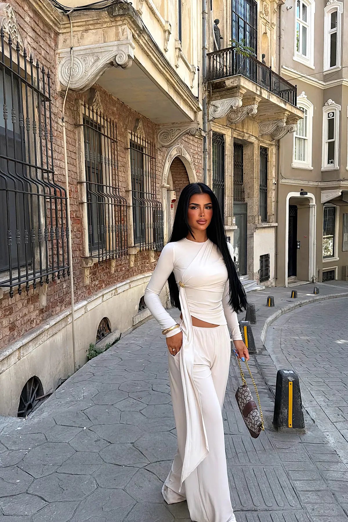 Krem Broş Detay Pantolonlu Takım