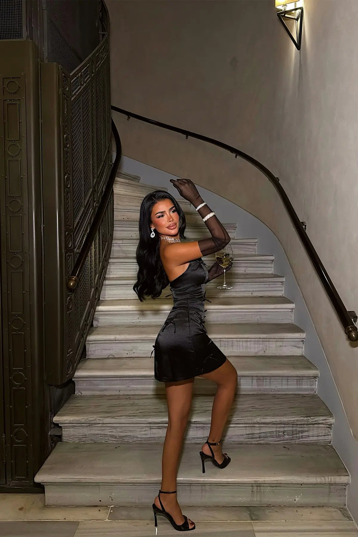 Siyah Eldiven Detay Mini Elbise