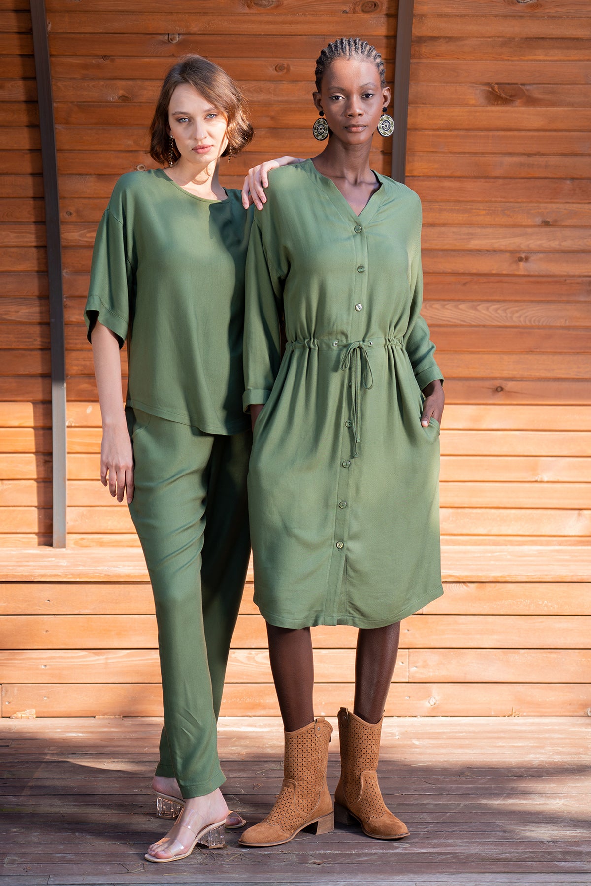 KADIN VISCON PERVAZLI V YAKA TAMAMI DUGMELI UZUN DOUBLE KOL KEMERLI CEPLI ELBISE - HAKI001