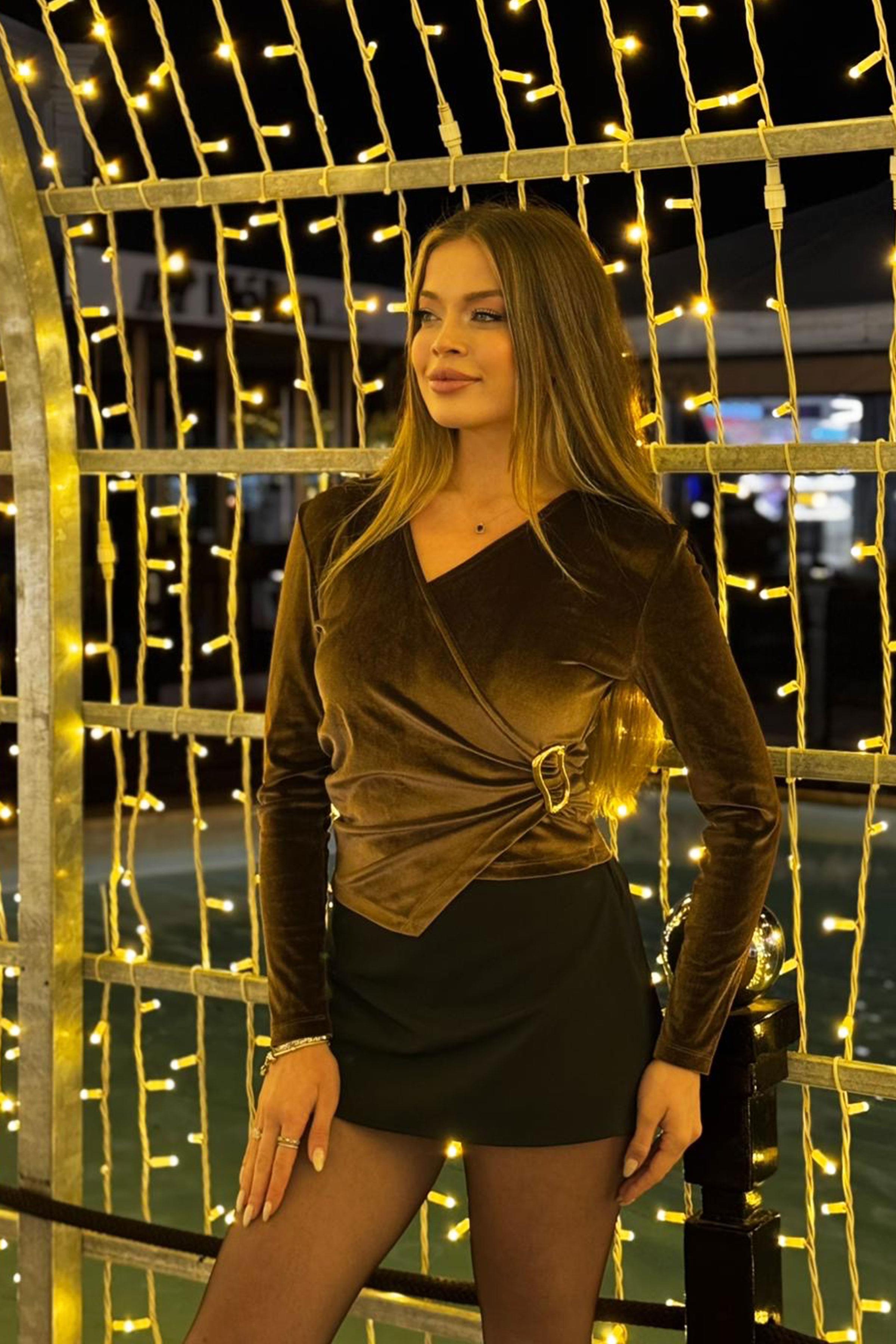 Yandan Tokalı Kadife Kahve Toptan Bluz