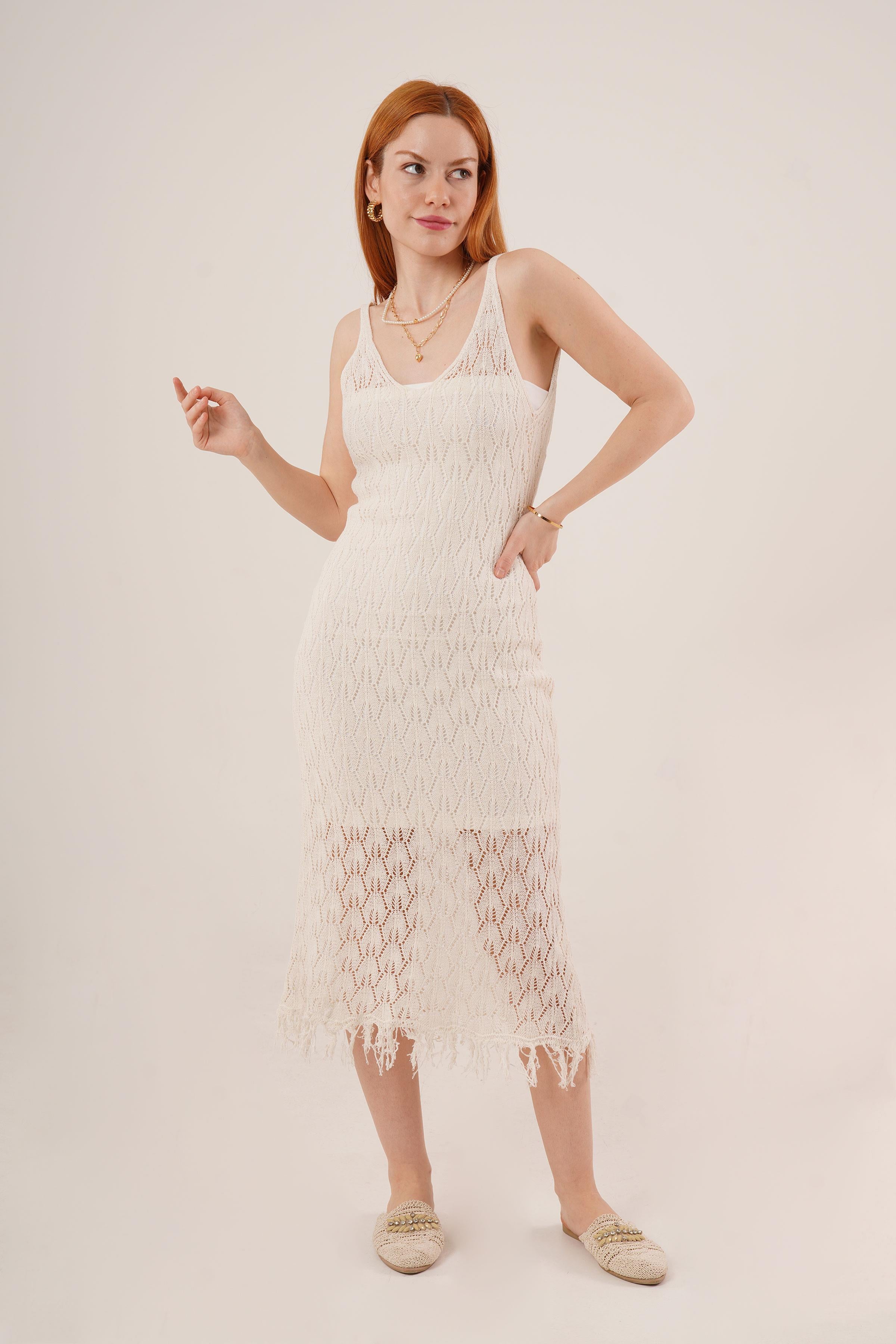 Ajurlu V Yaka Püskül Detaylı Krem Toptan Elbise