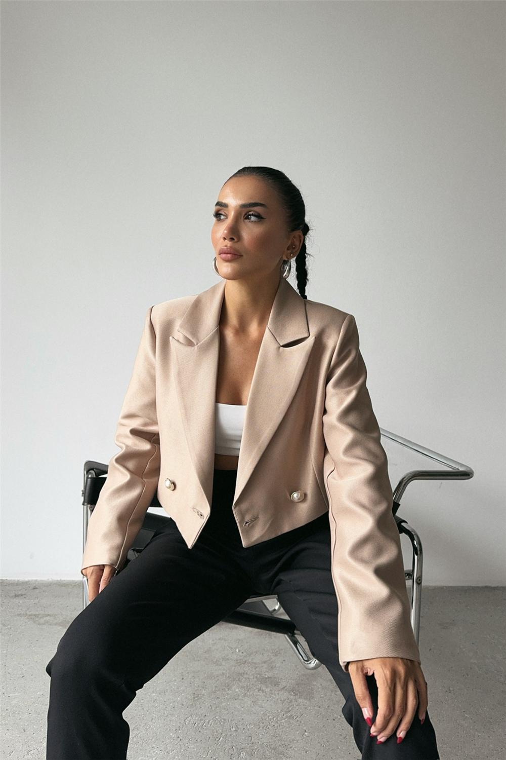 ARKASI İNCİ DÜĞME DETAYLI CROP CEKET - Bej