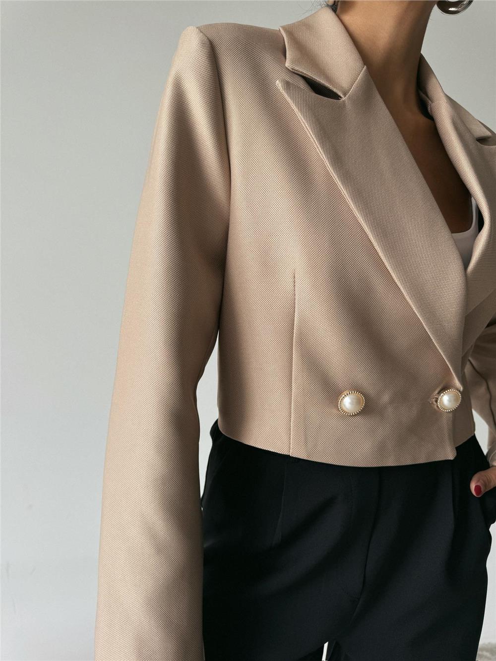 ARKASI İNCİ DÜĞME DETAYLI CROP CEKET - Bej