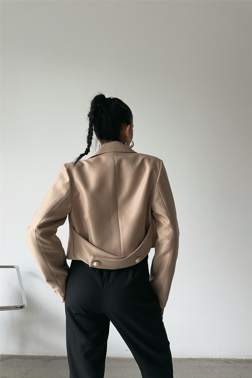 ARKASI İNCİ DÜĞME DETAYLI CROP CEKET - Bej