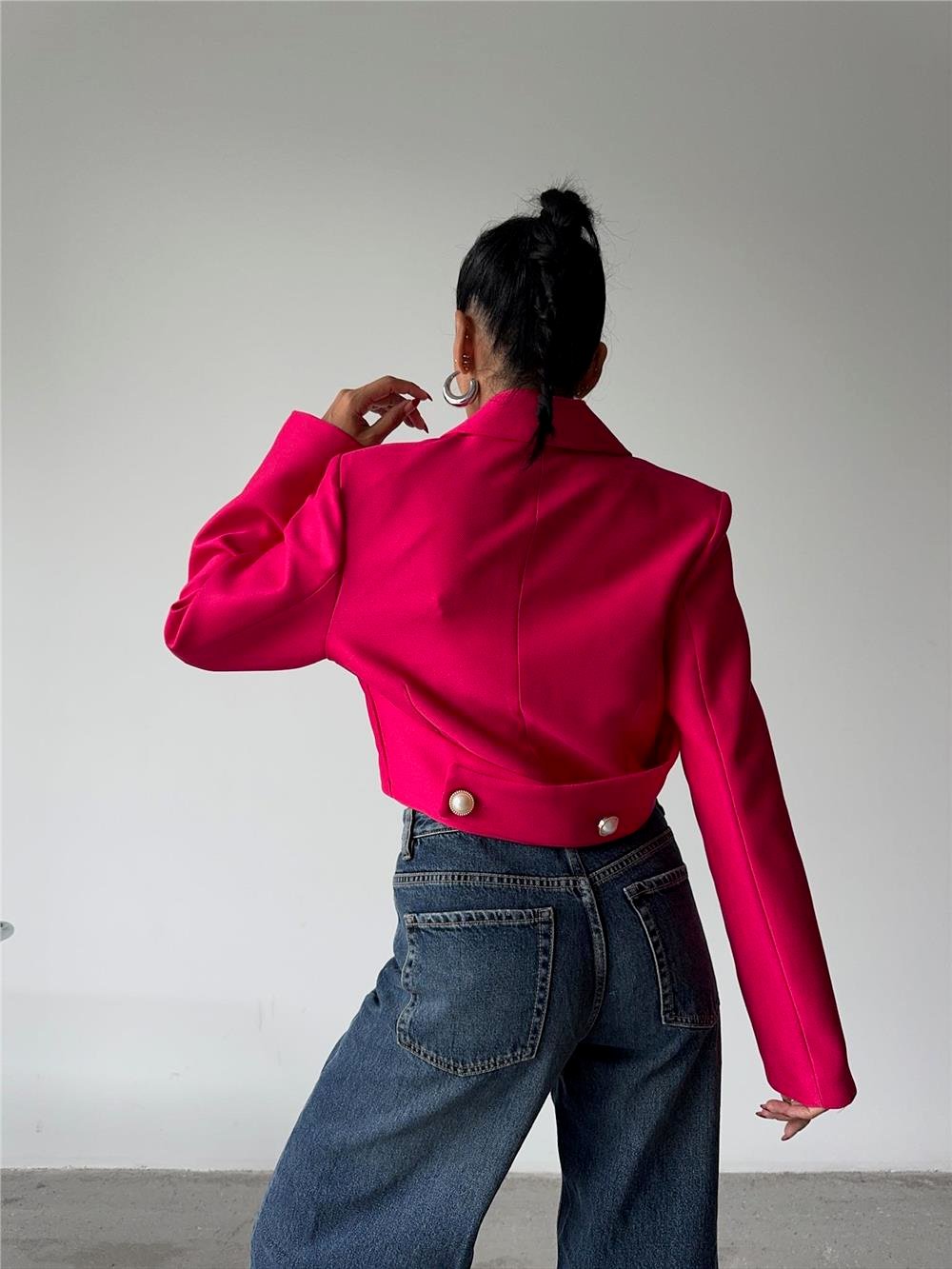ARKASI İNCİ DÜĞME DETAYLI CROP CEKET - Fuşya