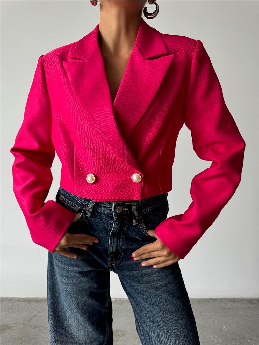 ARKASI İNCİ DÜĞME DETAYLI CROP CEKET - Fuşya