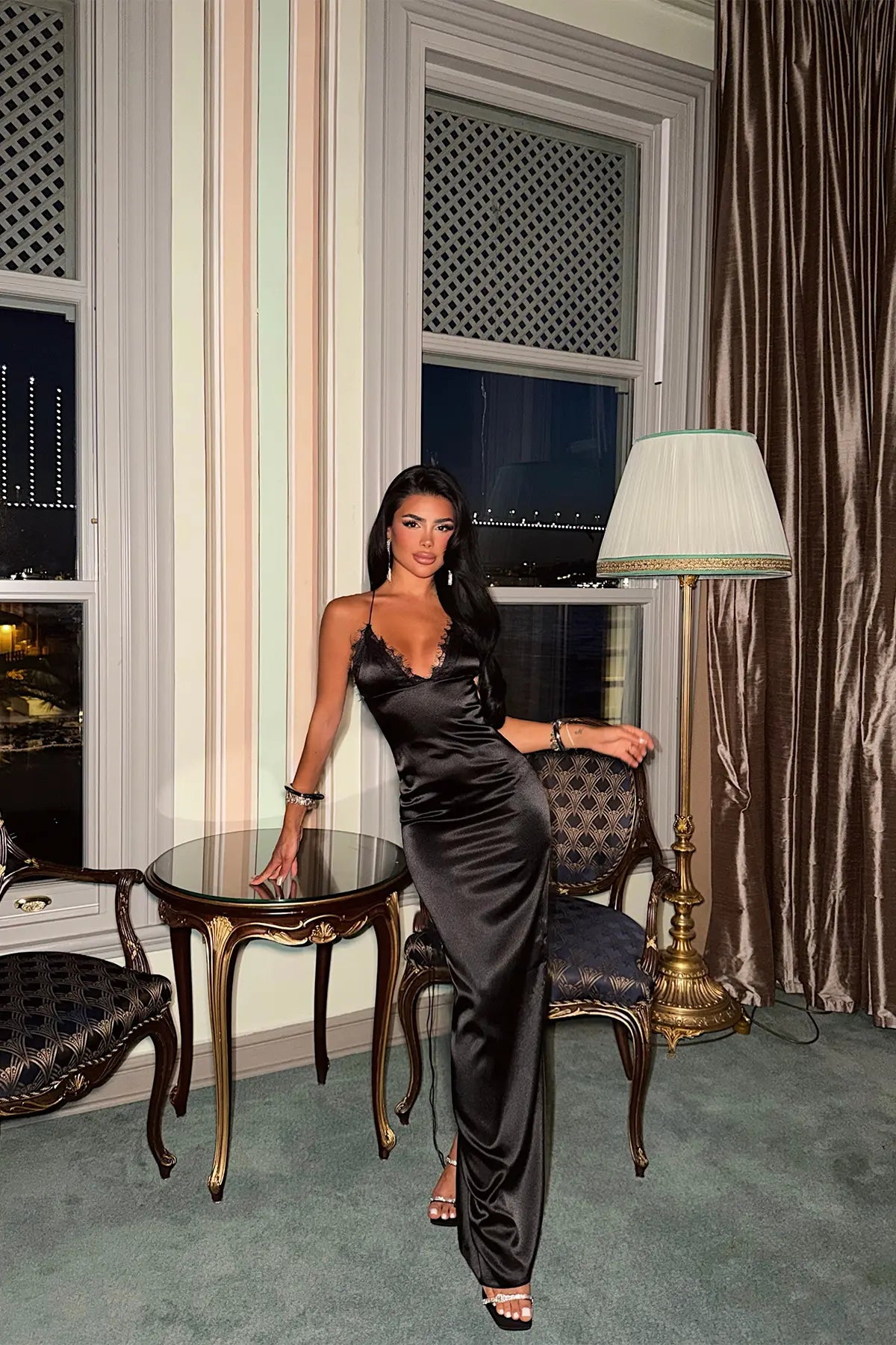Siyah Askılı Saten Elbise
