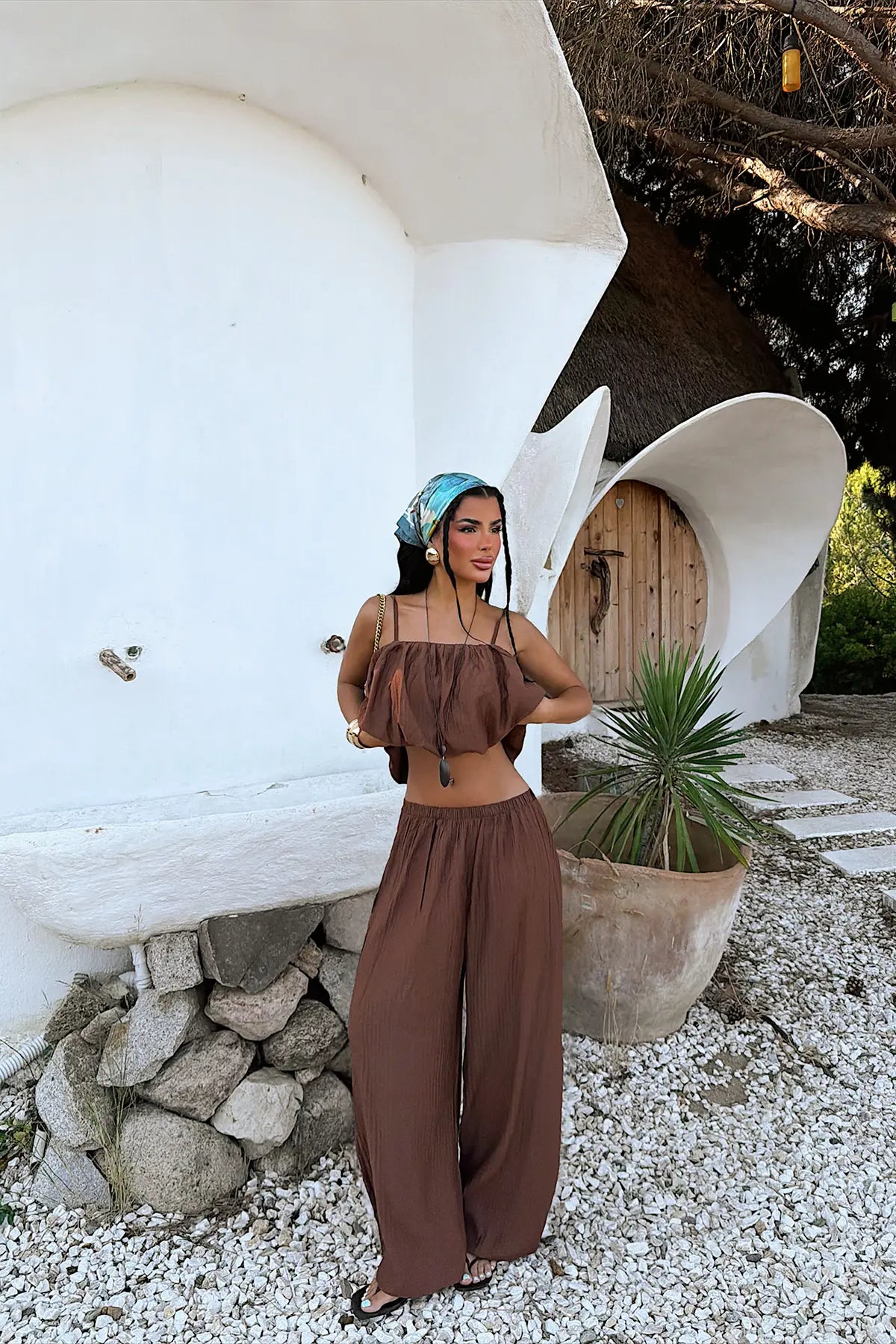 Kahverengi Pantolonlu Takım