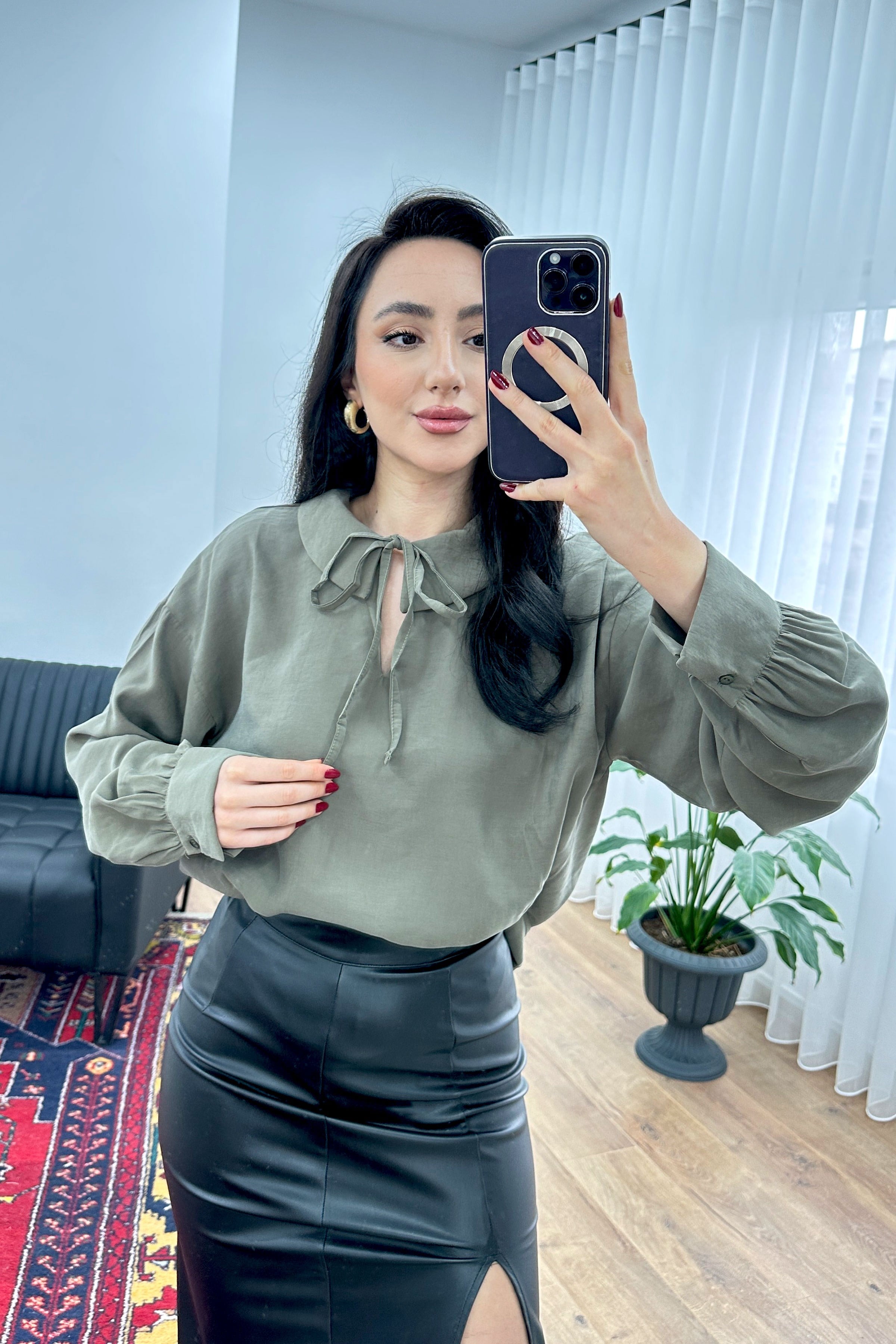 Yaka Bağlamalı Dökümlü Haki Toptan Bluz