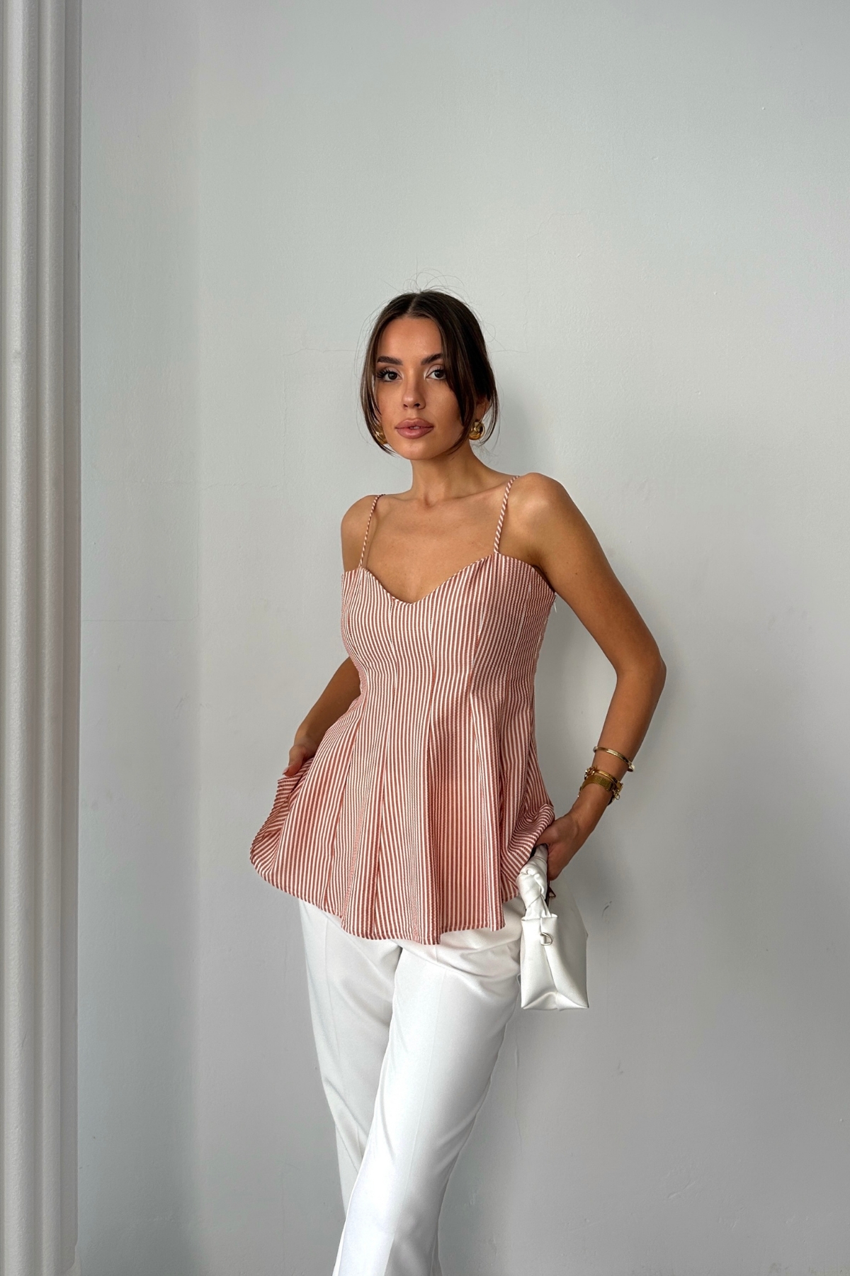 ÇİZGİLİ GOFRE ASKILI PENS DETAYLI BLUZ - Kahverengi