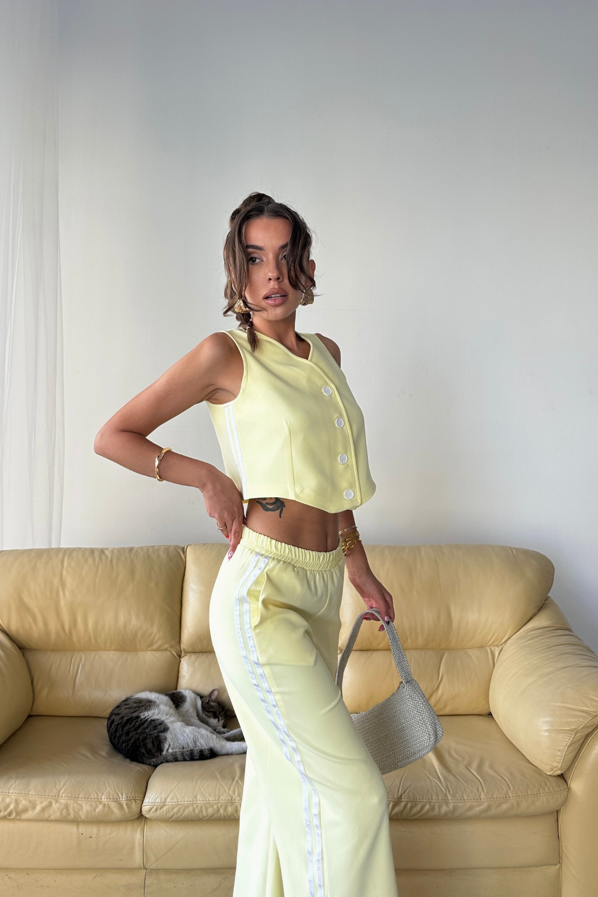 CROP YELEK - PAÇASI YIRTMAÇ DETAYLI YANLAR ŞERİT PANTOLON TK - Sarı