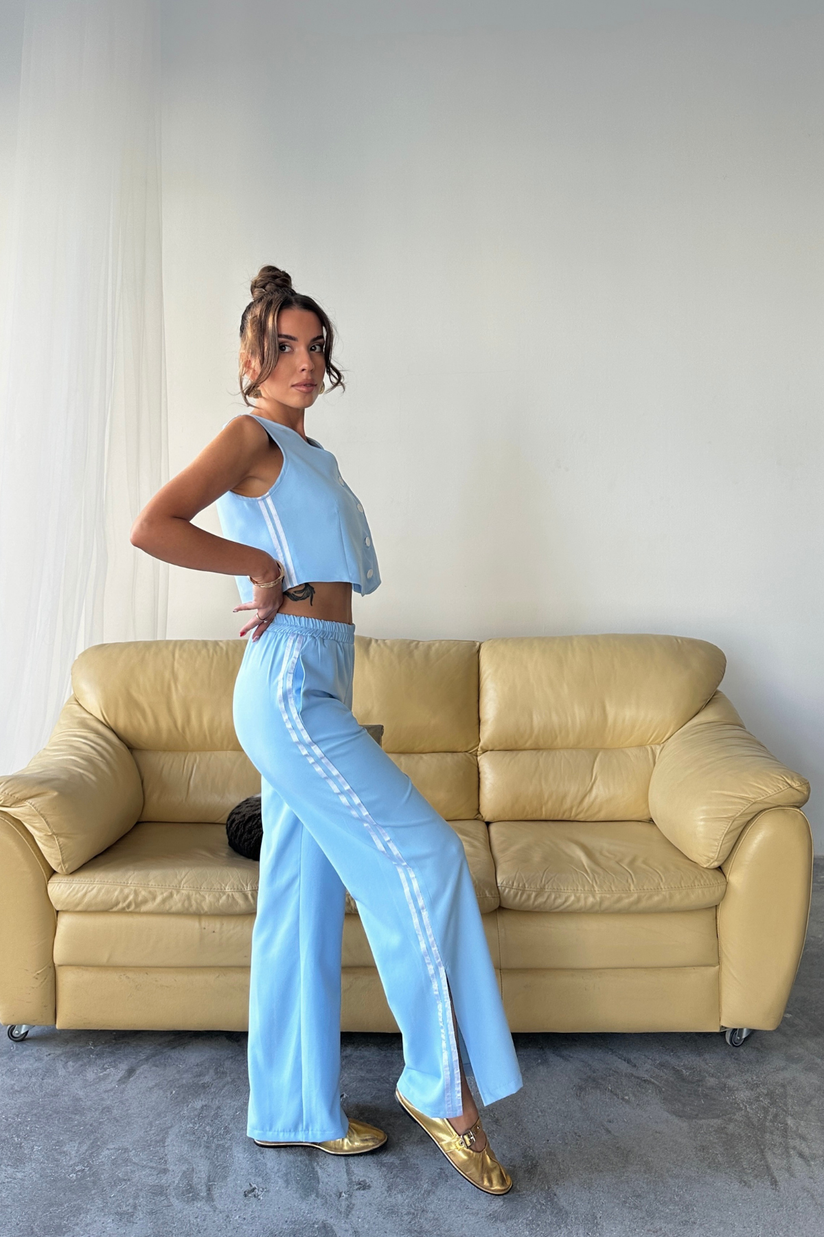 CROP YELEK - PAÇASI YIRTMAÇ DETAYLI YANLAR ŞERİT PANTOLON TK - Mavi