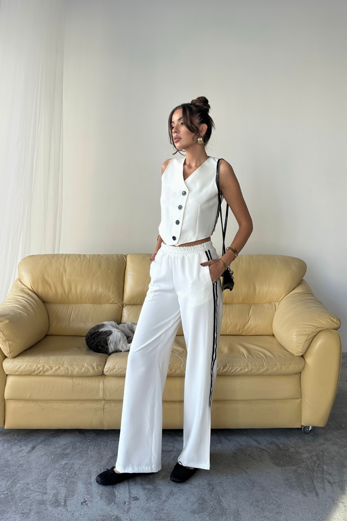 CROP YELEK - PAÇASI YIRTMAÇ DETAYLI YANLAR ŞERİT PANTOLON TK - Beyaz