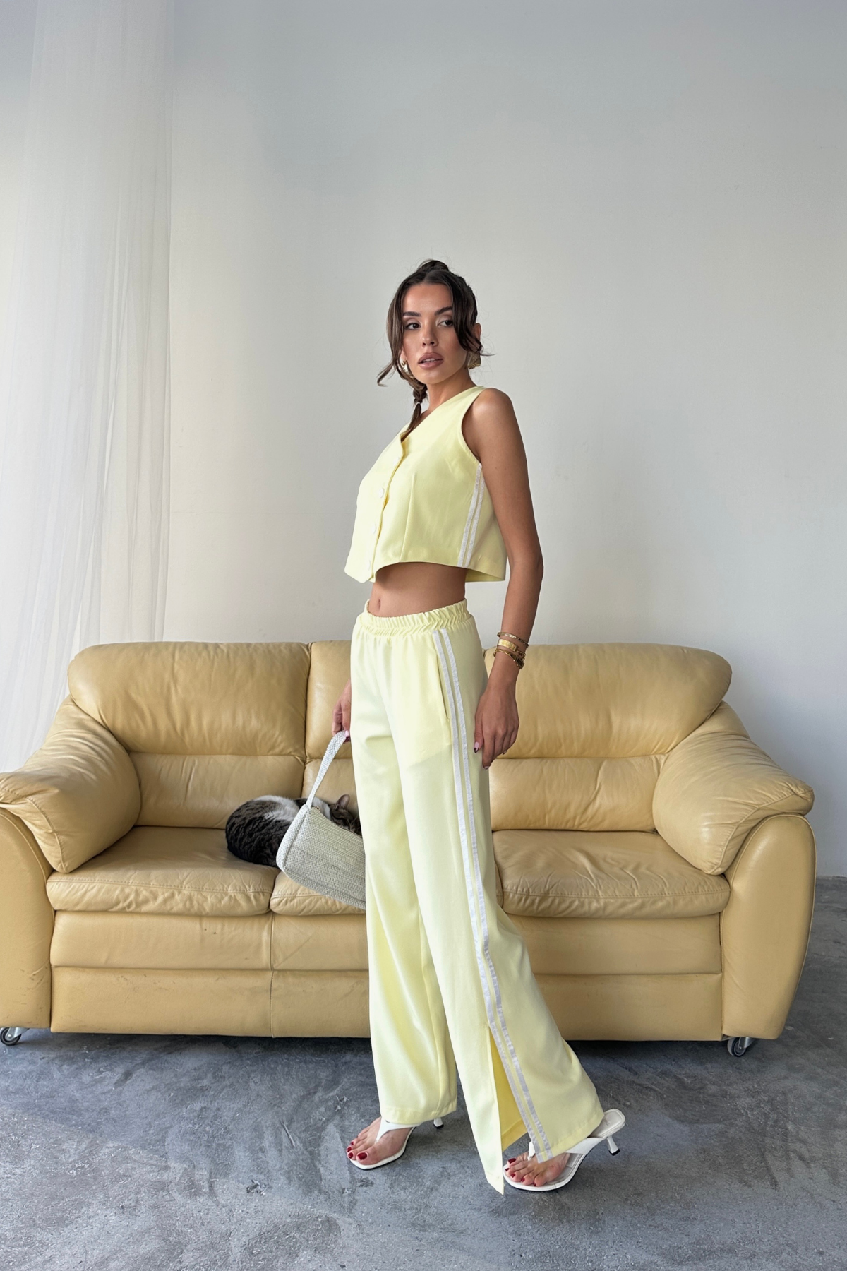 CROP YELEK - PAÇASI YIRTMAÇ DETAYLI YANLAR ŞERİT PANTOLON TK - Sarı